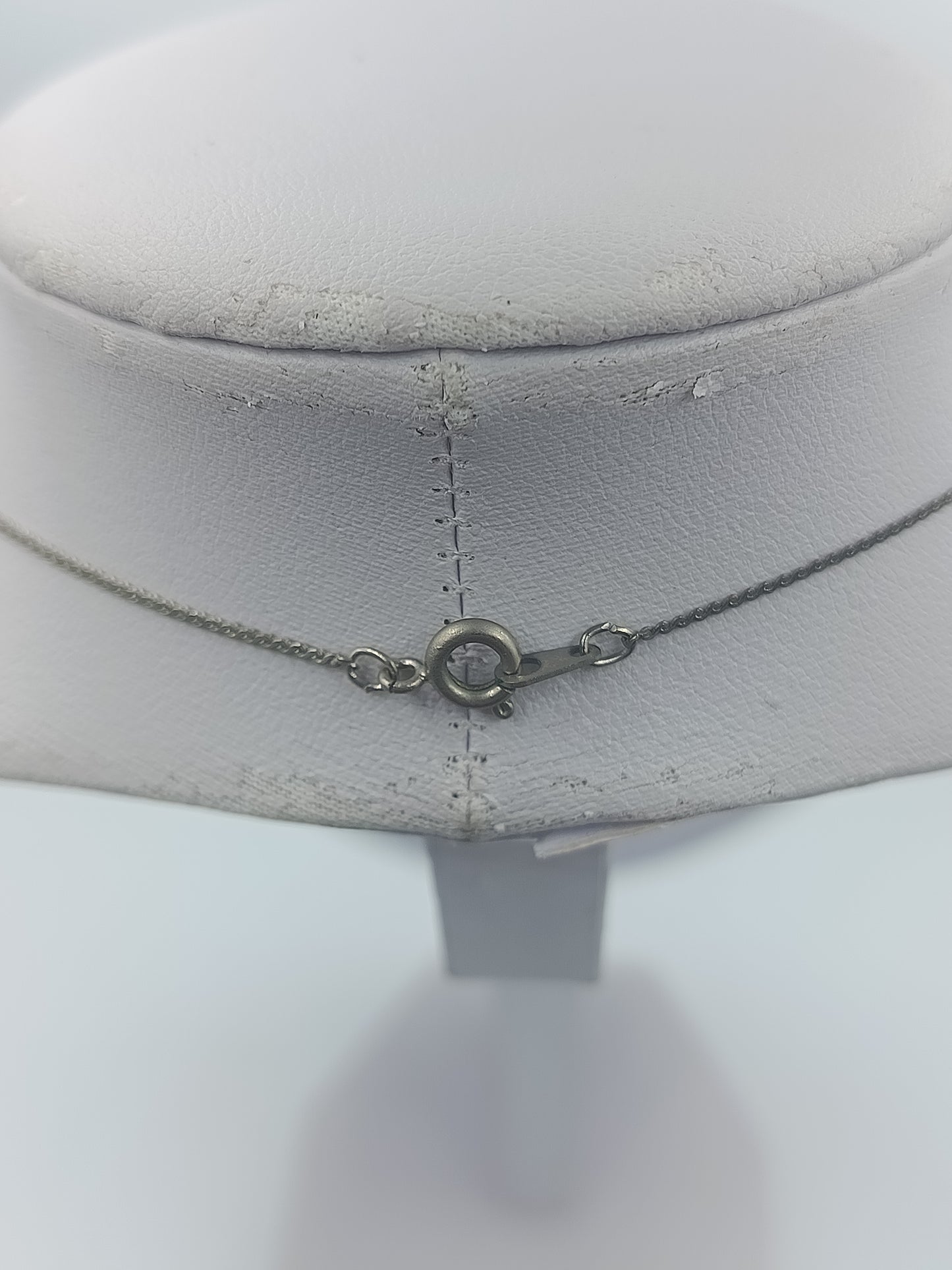 Feine silberfarbene Halskette mit einer kleinen Perle