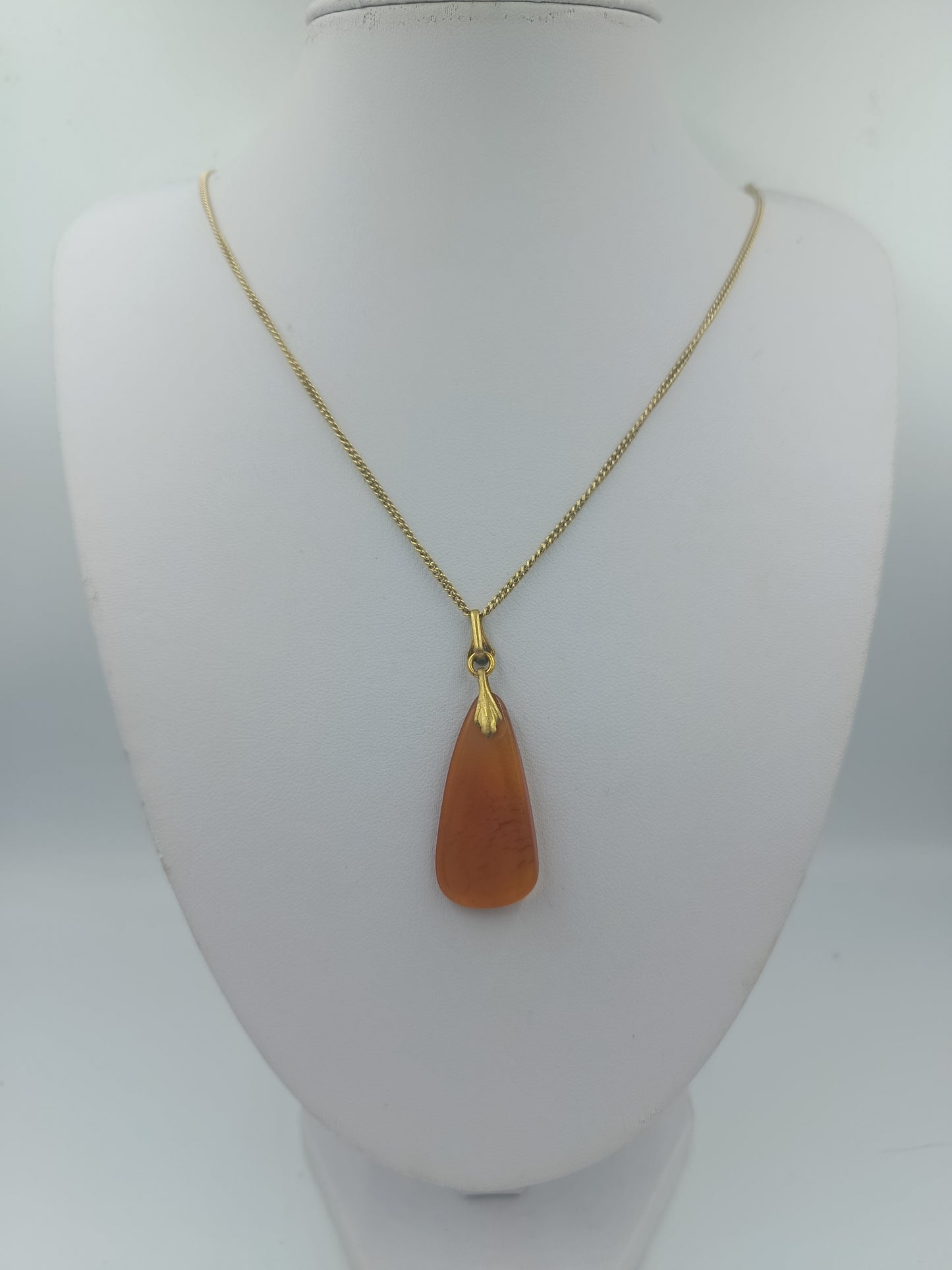 Goldfarbene Halskette mit großem bernsteinfarbenem Anhänger