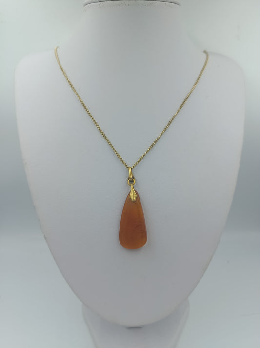 Goldfarbene Halskette mit großem bernsteinfarbenem Anhänger