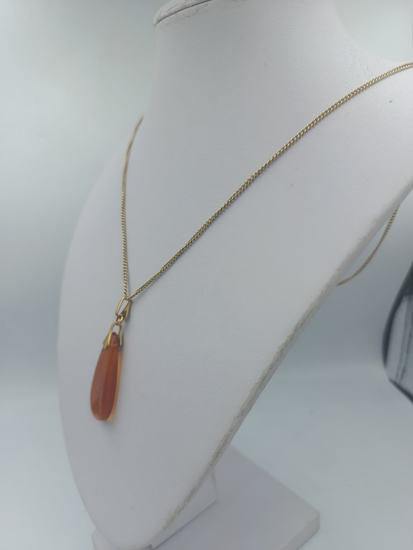 Goldfarbene Halskette mit großem bernsteinfarbenem Anhänger