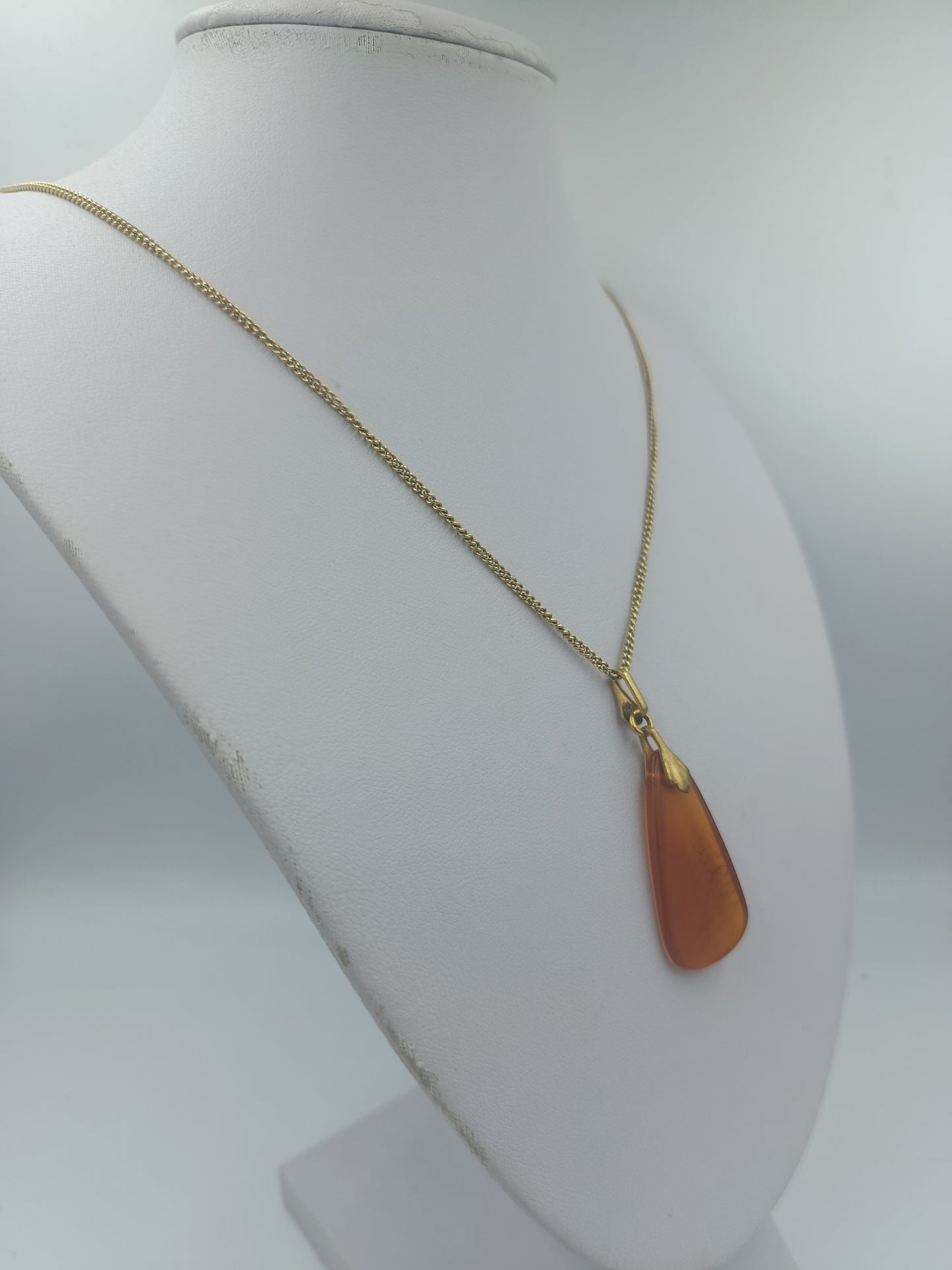 Goldfarbene Halskette mit großem bernsteinfarbenem Anhänger