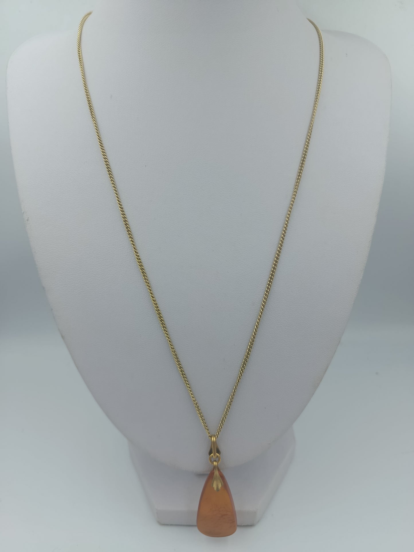 Goldfarbene Halskette mit großem bernsteinfarbenem Anhänger