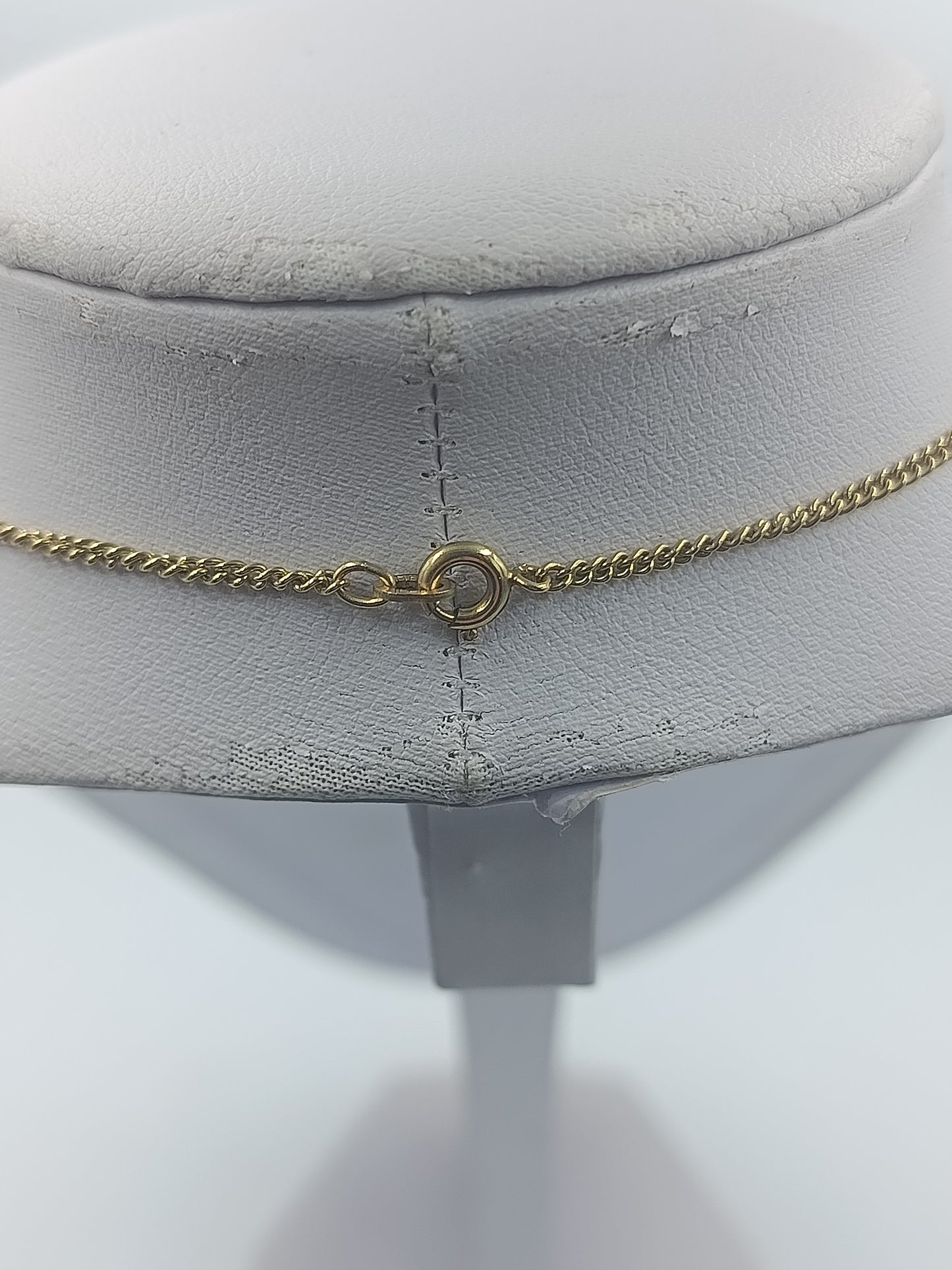 Goldfarbene Halskette mit großem bernsteinfarbenem Anhänger