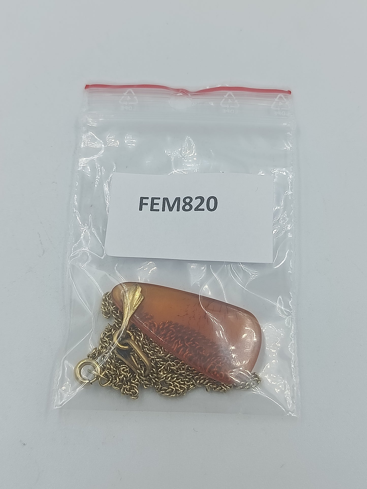 Goldfarbene Halskette mit großem bernsteinfarbenem Anhänger