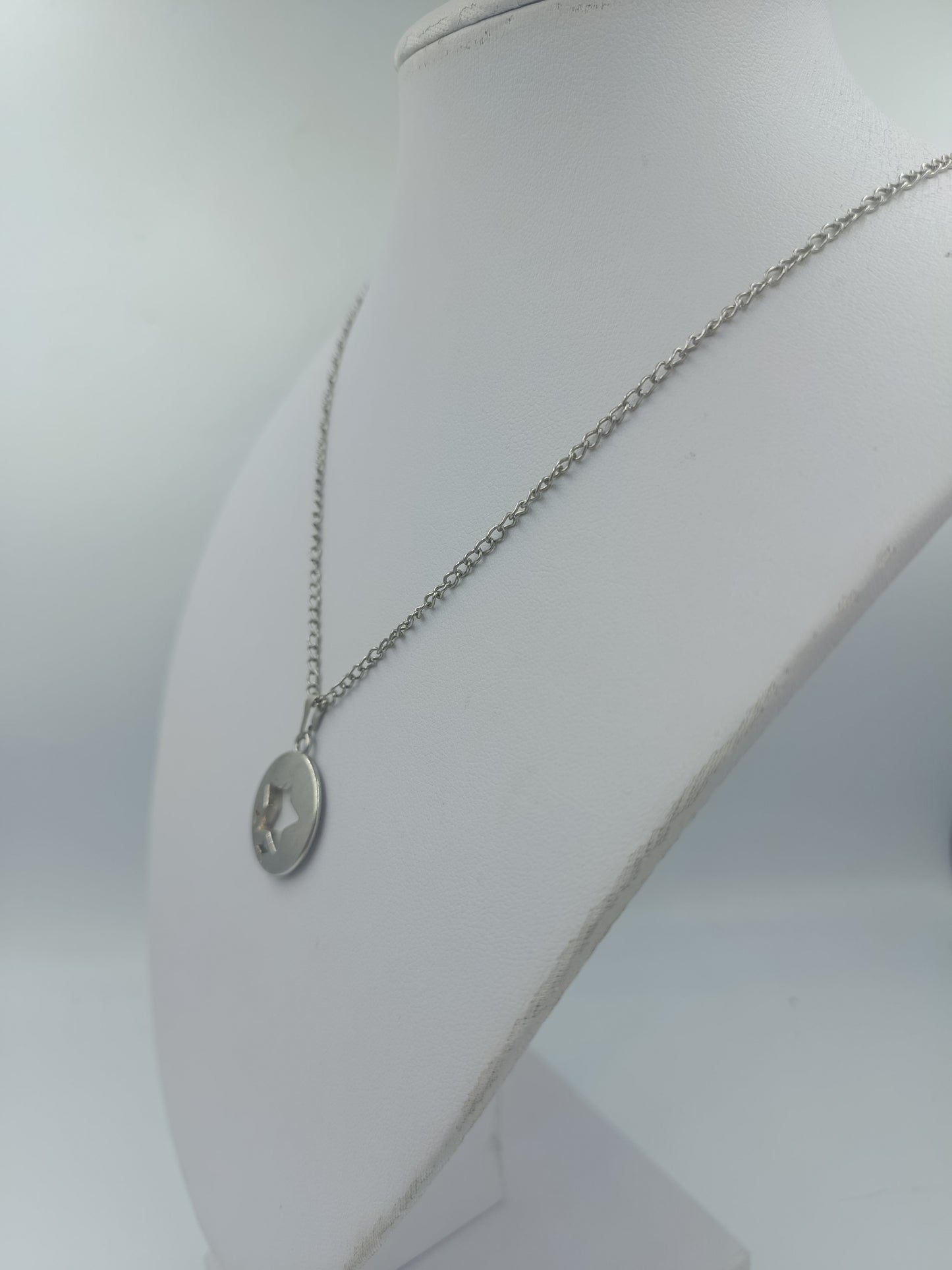 Silberfarbene Halskette mit Stern Anhänger