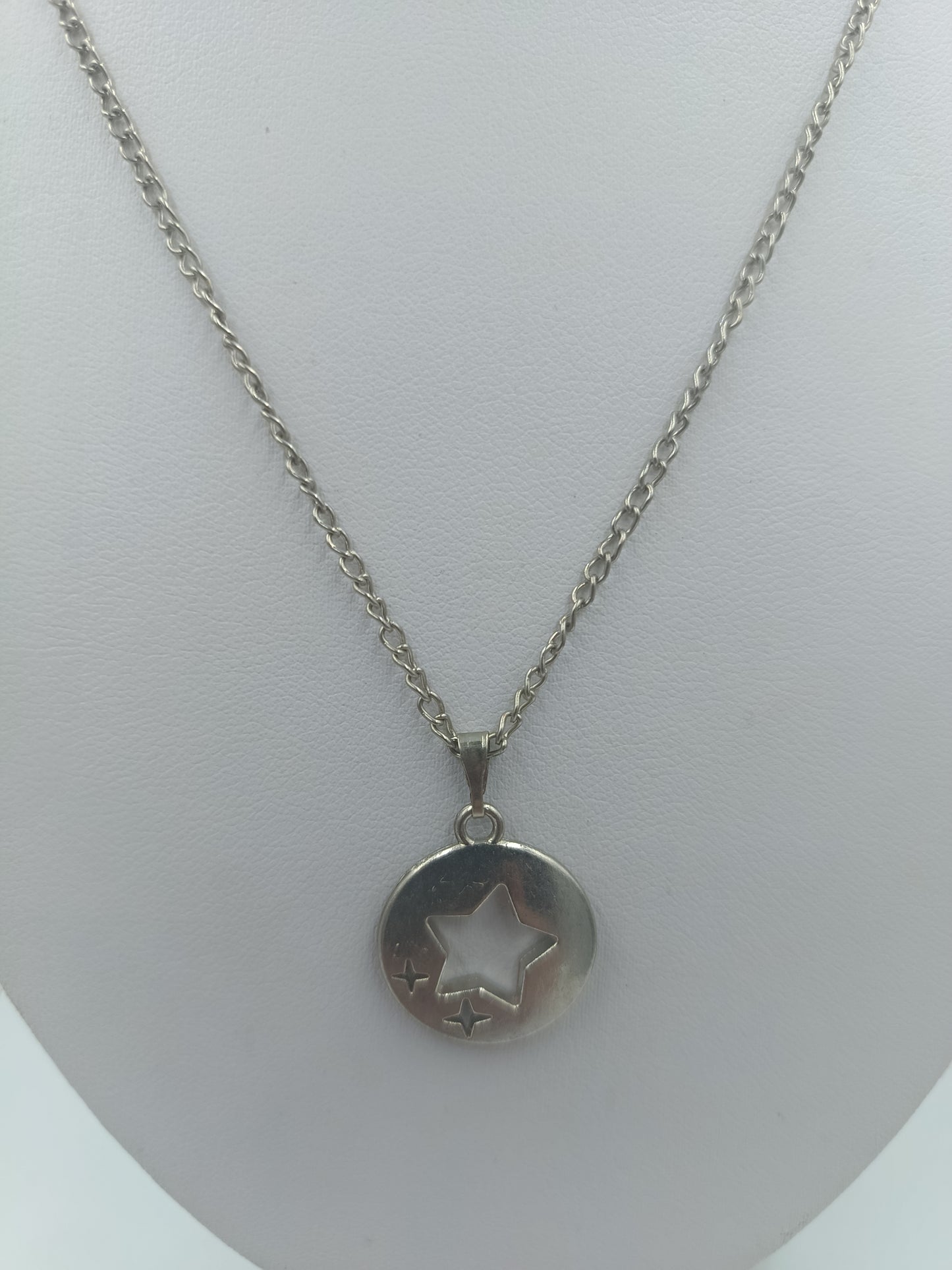 Silberfarbene Halskette mit Stern Anhänger