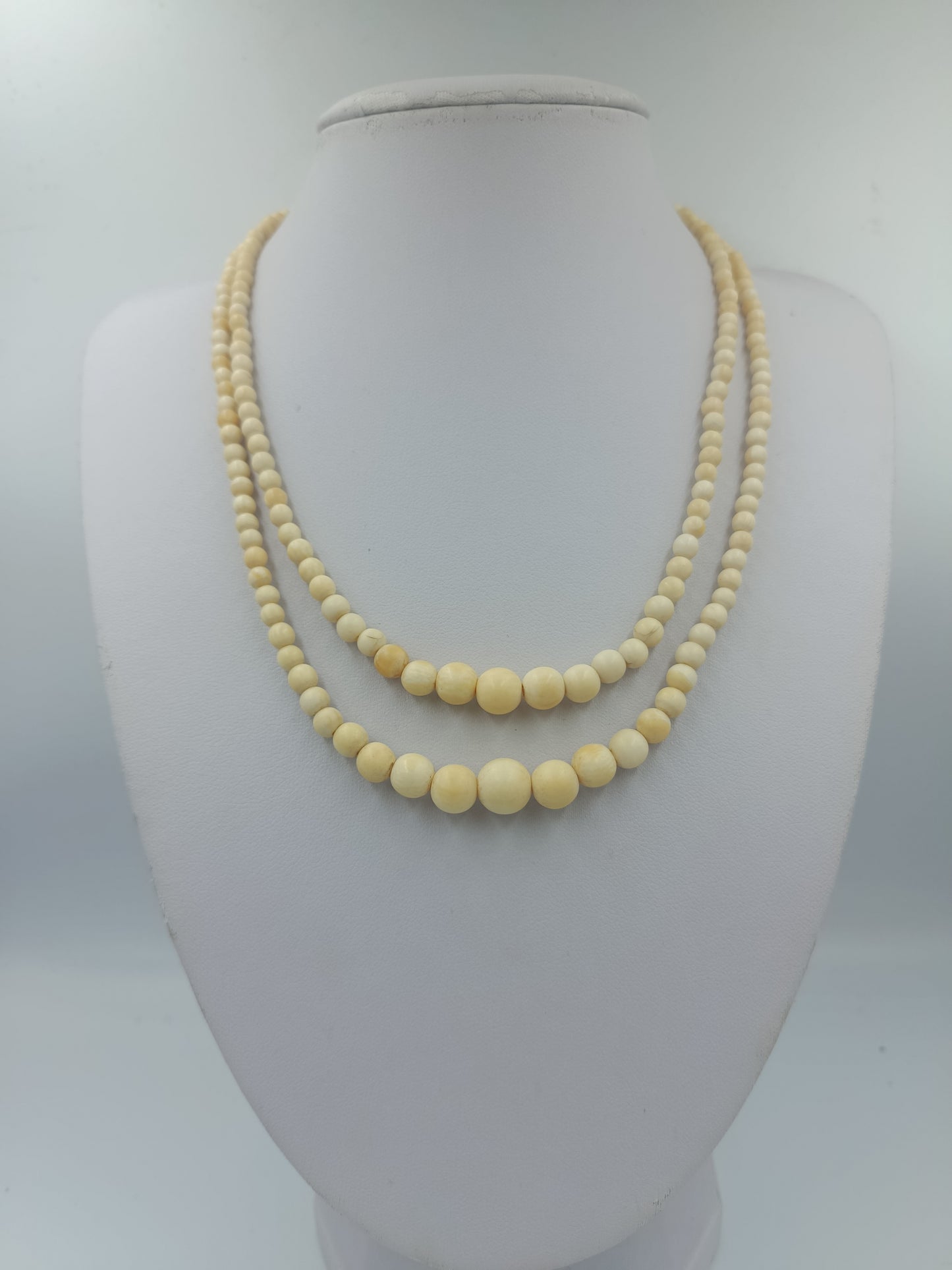 Zweireihige Halskette aus cremefarbenen Perlen