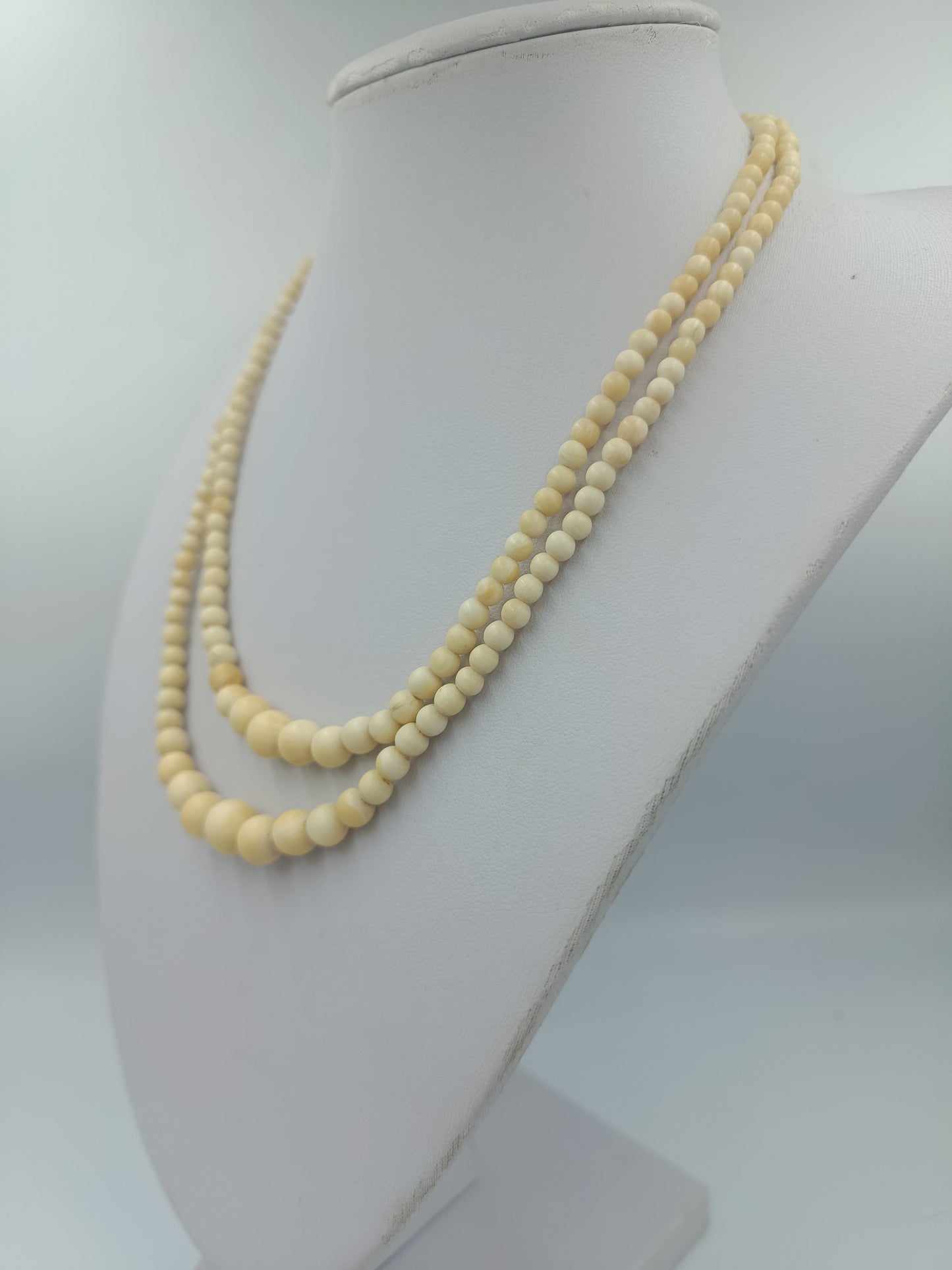 Zweireihige Halskette aus cremefarbenen Perlen