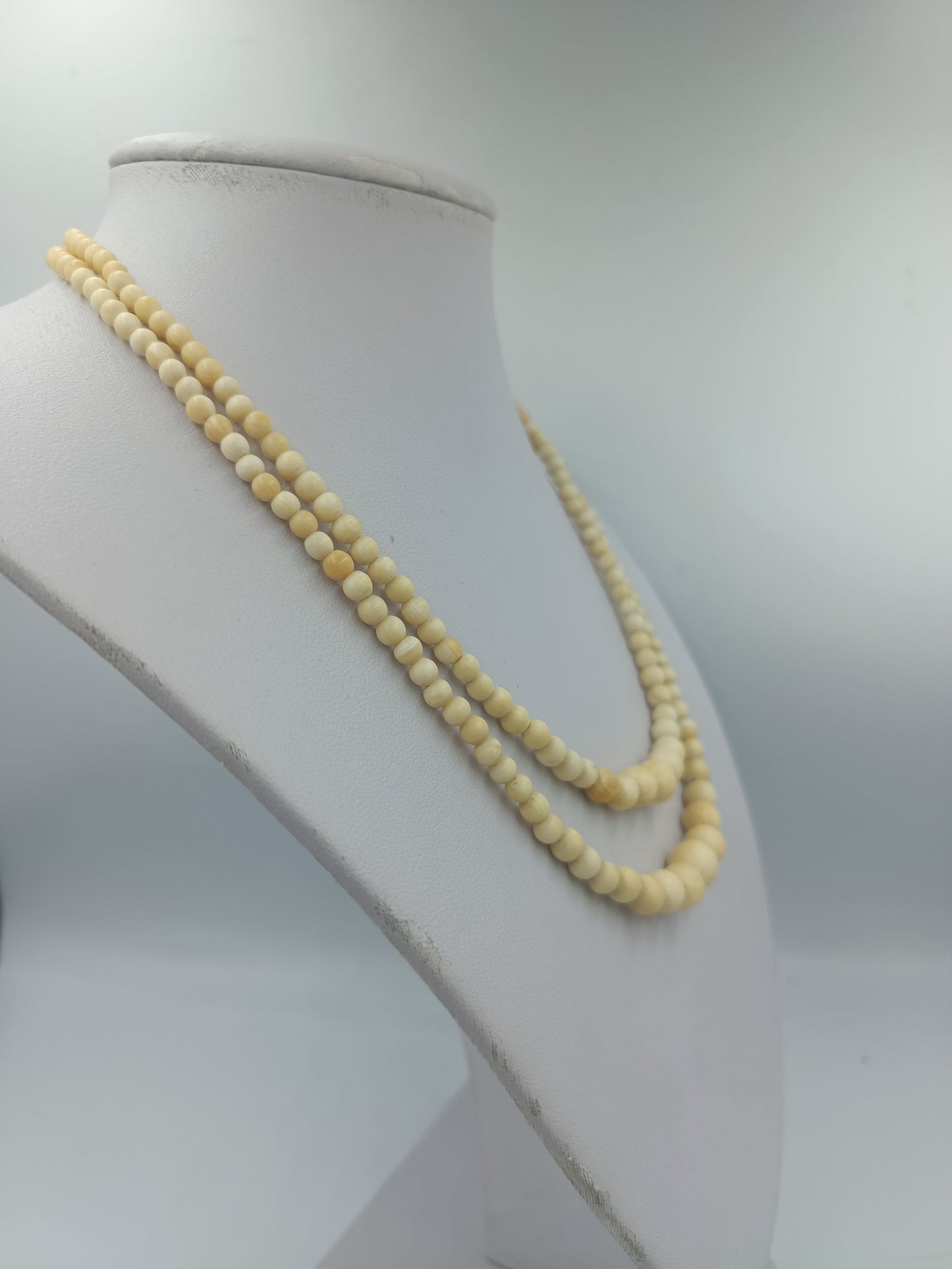 Zweireihige Halskette aus cremefarbenen Perlen