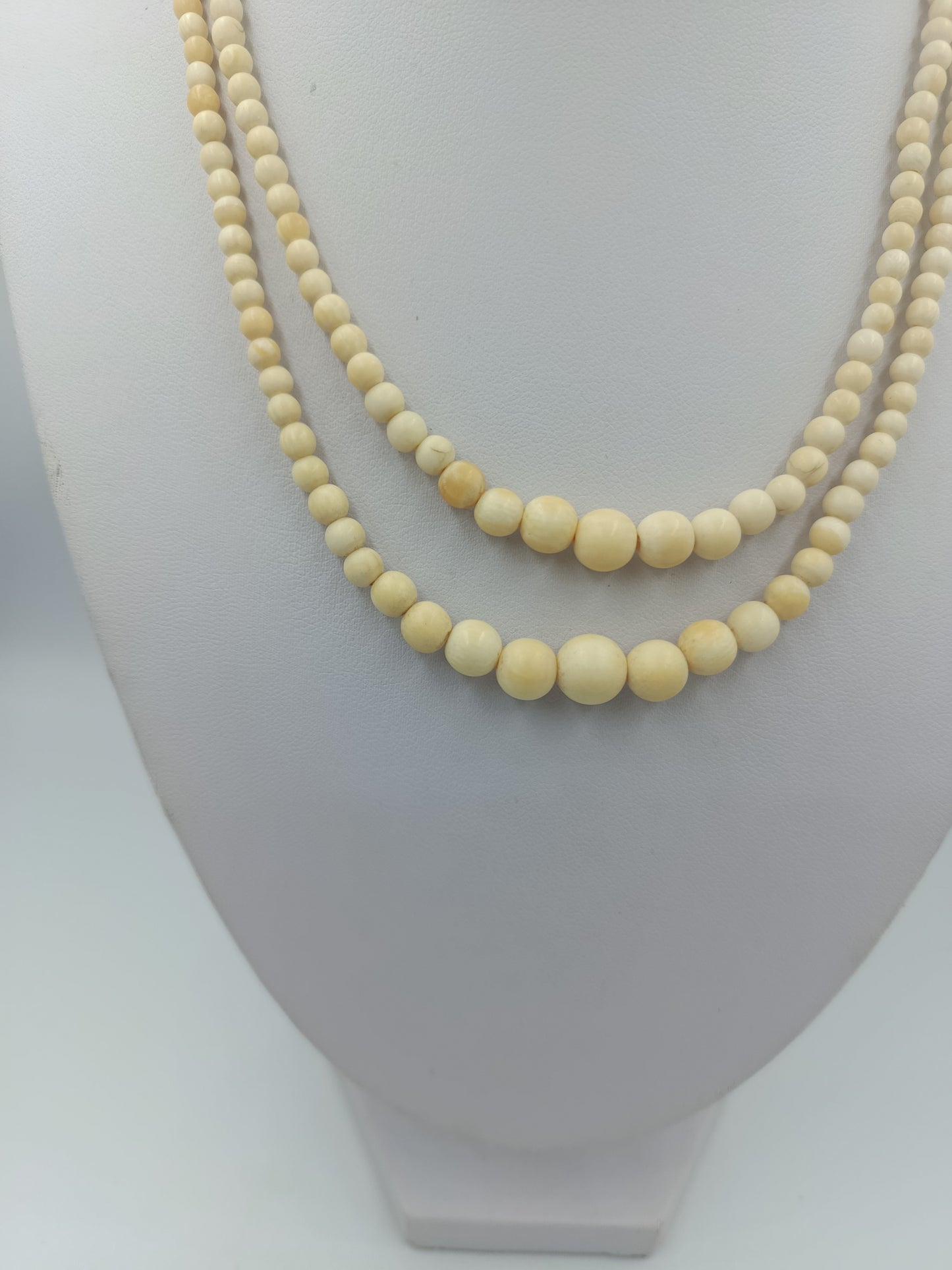 Zweireihige Halskette aus cremefarbenen Perlen