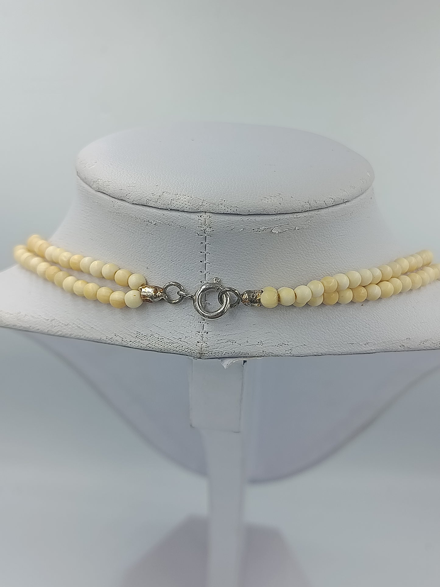 Zweireihige Halskette aus cremefarbenen Perlen