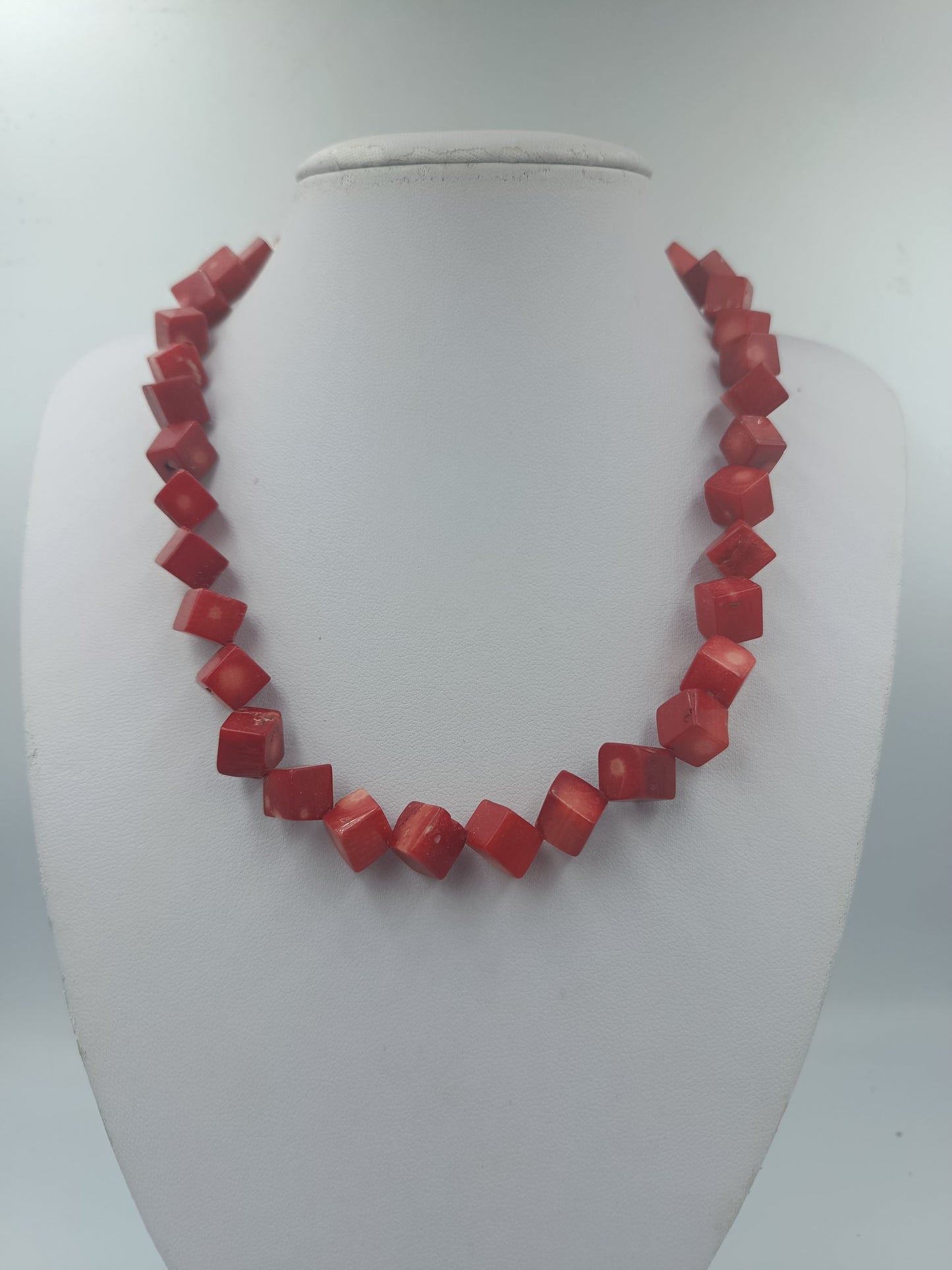 Rote Halskette mit eckigen Perlen im Natur Look