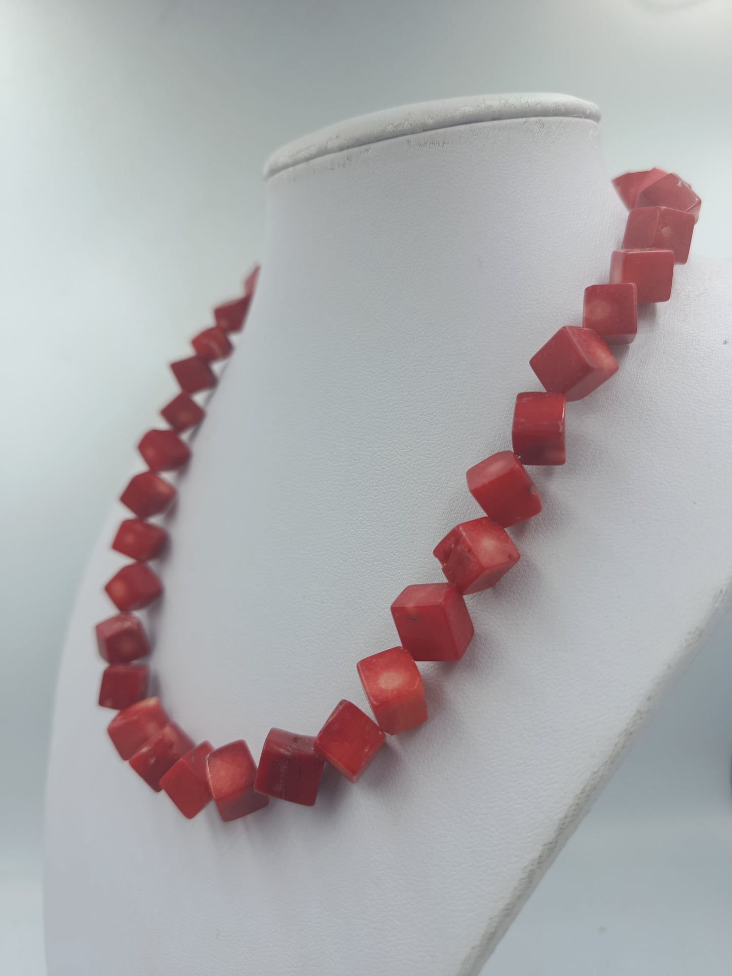 Rote Halskette mit eckigen Perlen im Natur Look