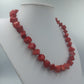 Rote Halskette mit eckigen Perlen im Natur Look