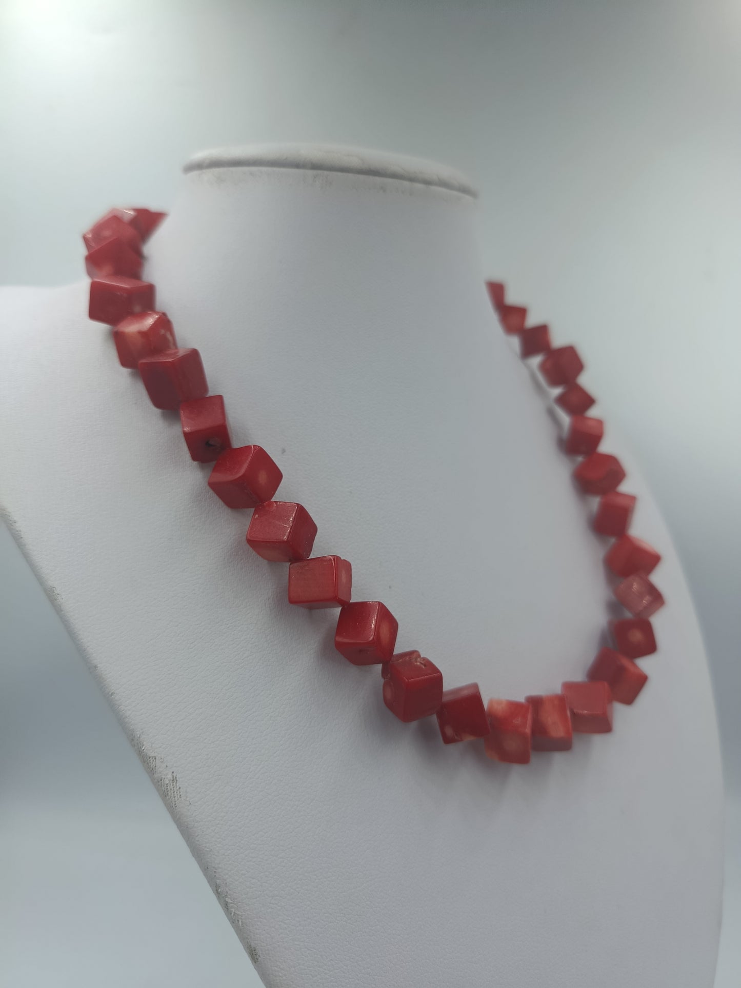 Rote Halskette mit eckigen Perlen im Natur Look