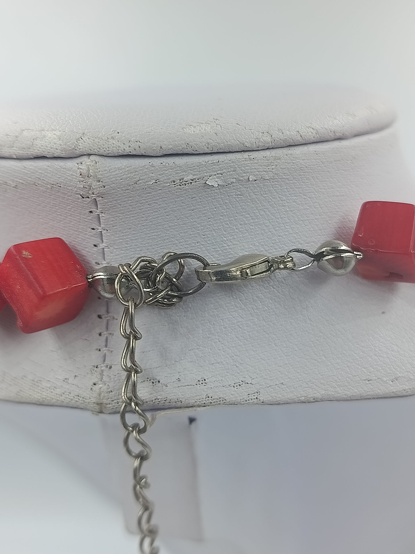 Rote Halskette mit eckigen Perlen im Natur Look