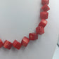 Rote Halskette mit eckigen Perlen im Natur Look
