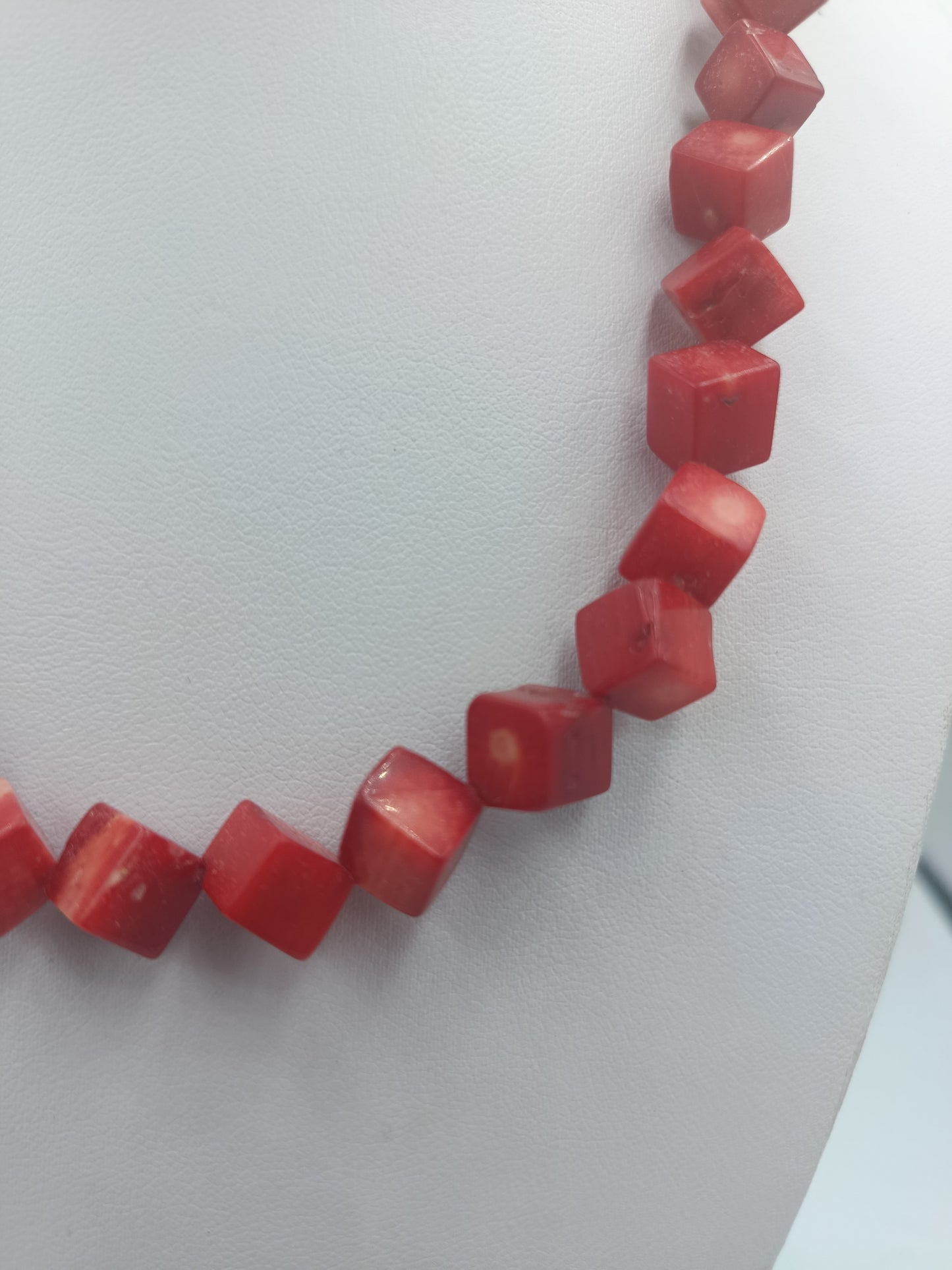 Rote Halskette mit eckigen Perlen im Natur Look