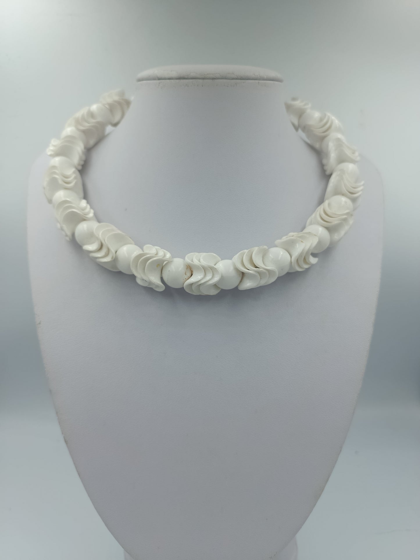 Weiße Halskette mit gewellten Perlen elastisch