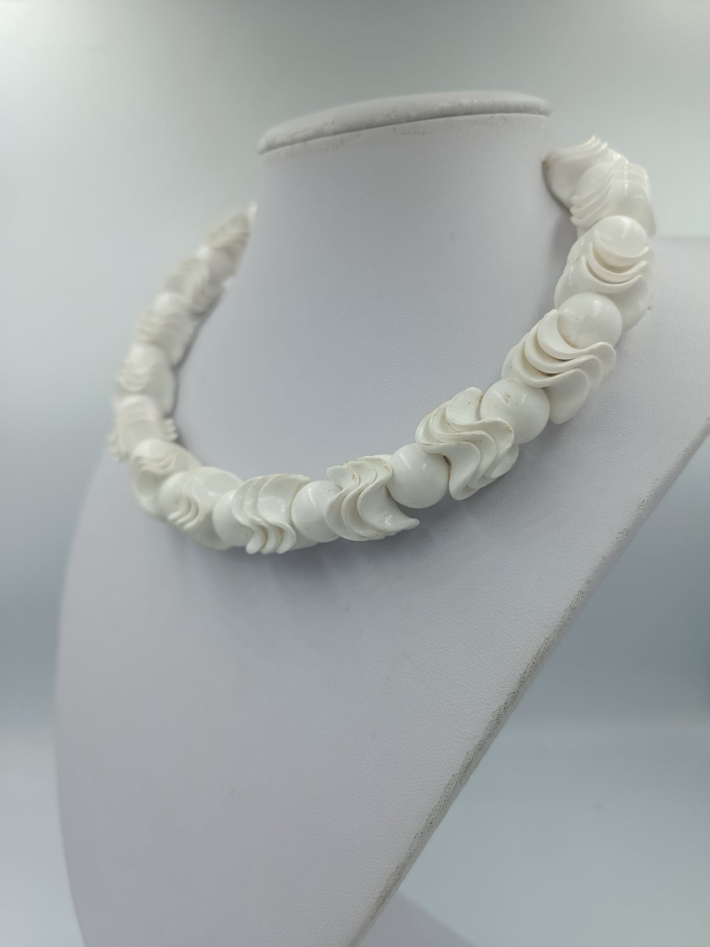 Weiße Halskette mit gewellten Perlen elastisch
