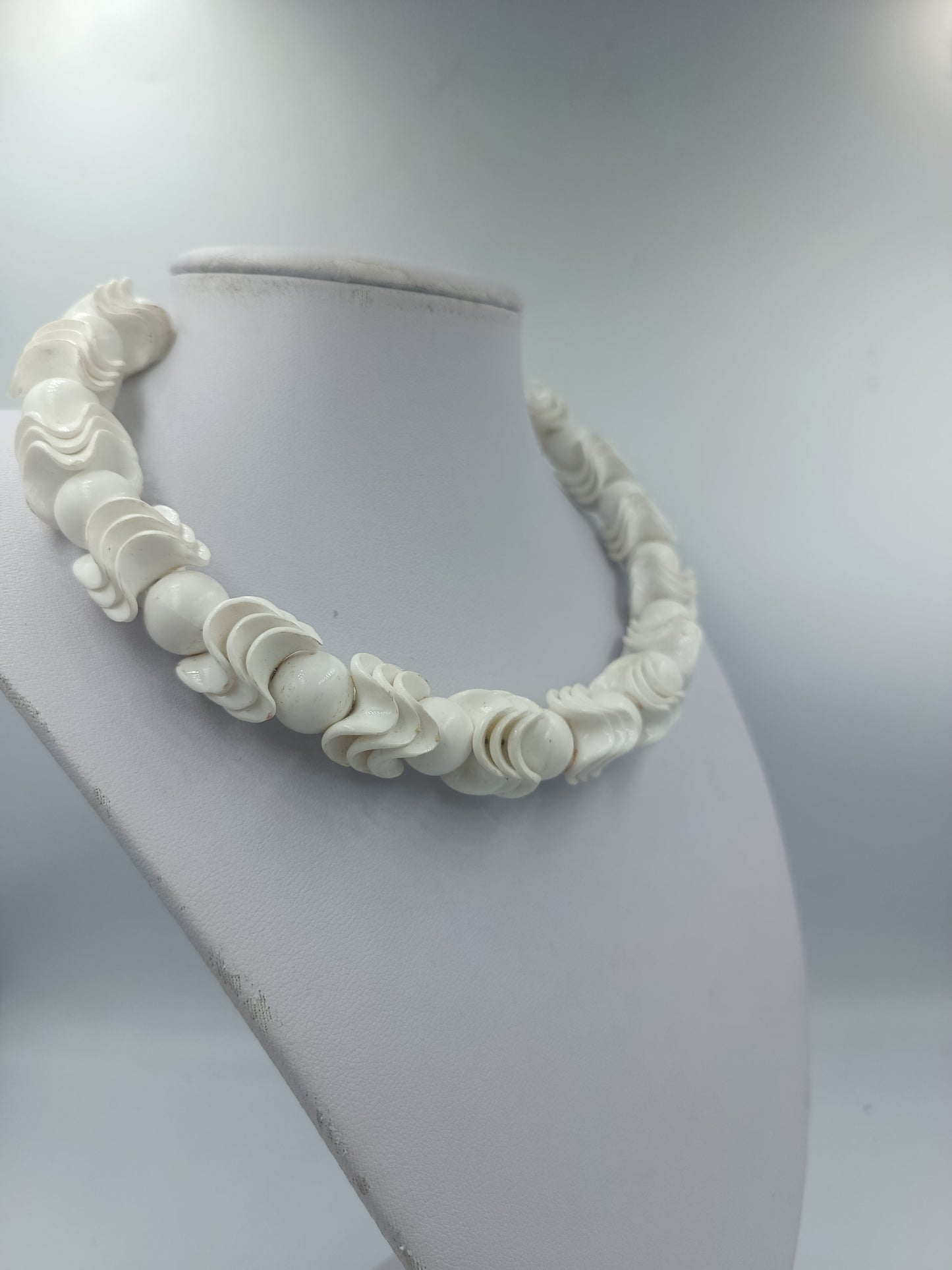 Weiße Halskette mit gewellten Perlen elastisch