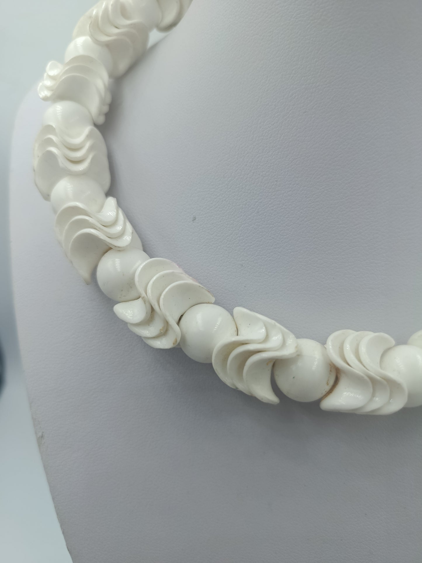 Weiße Halskette mit gewellten Perlen elastisch