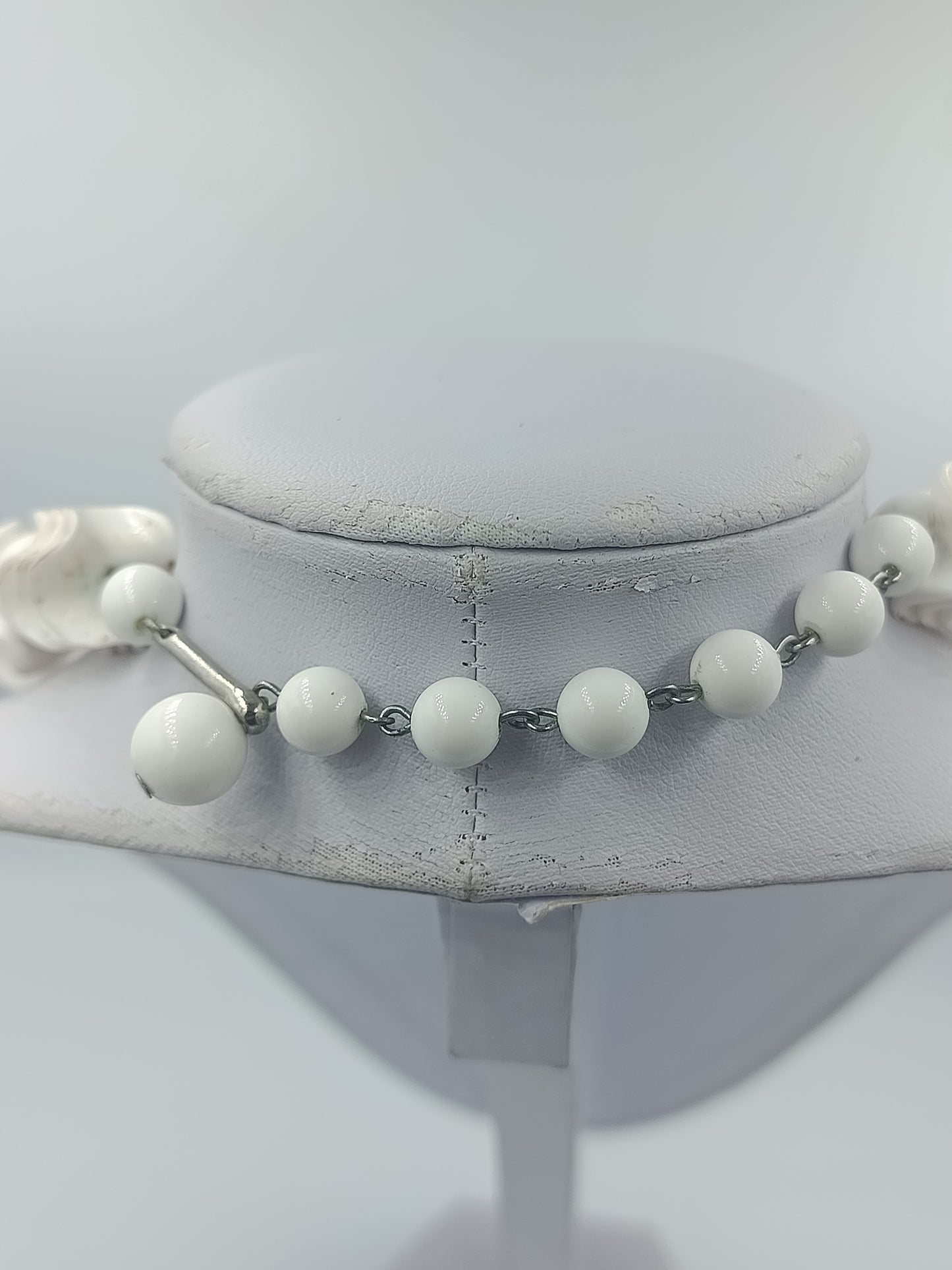 Weiße Halskette mit gewellten Perlen elastisch