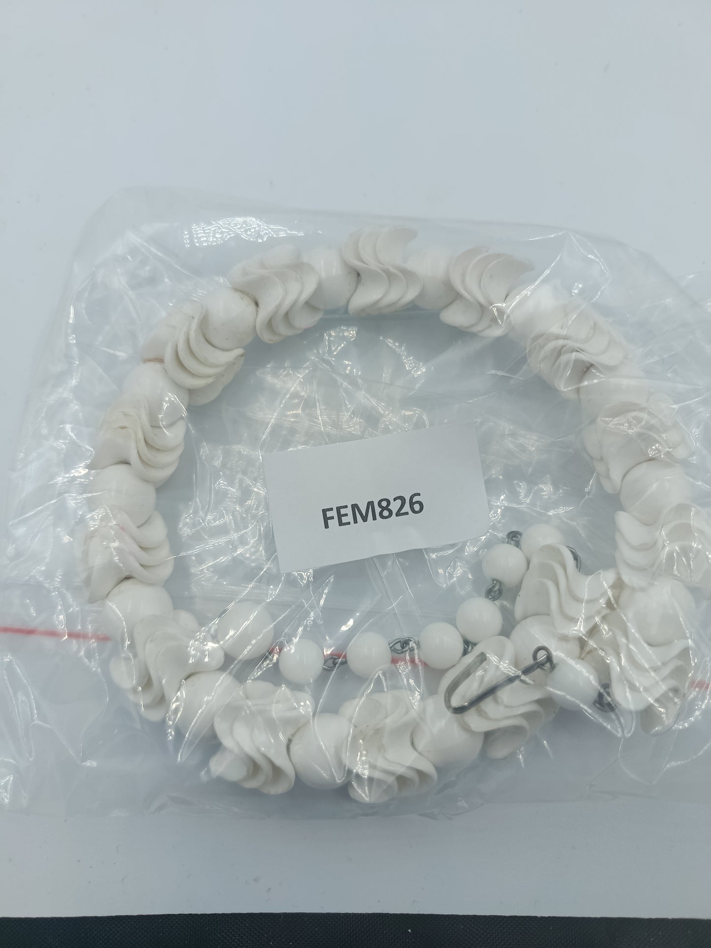 Weiße Halskette mit gewellten Perlen elastisch