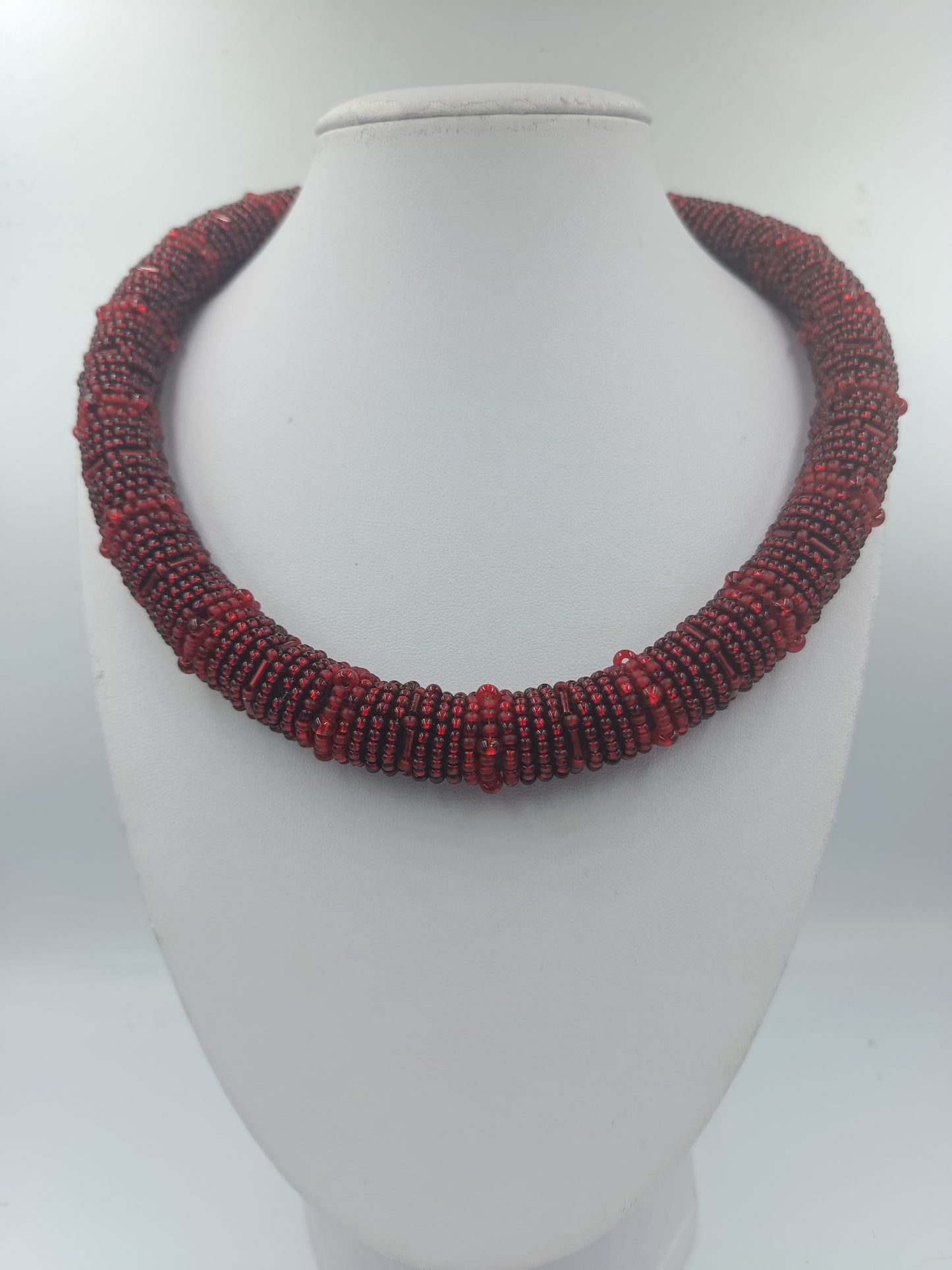 Rote Glasperlen Halskette im Röhren Design