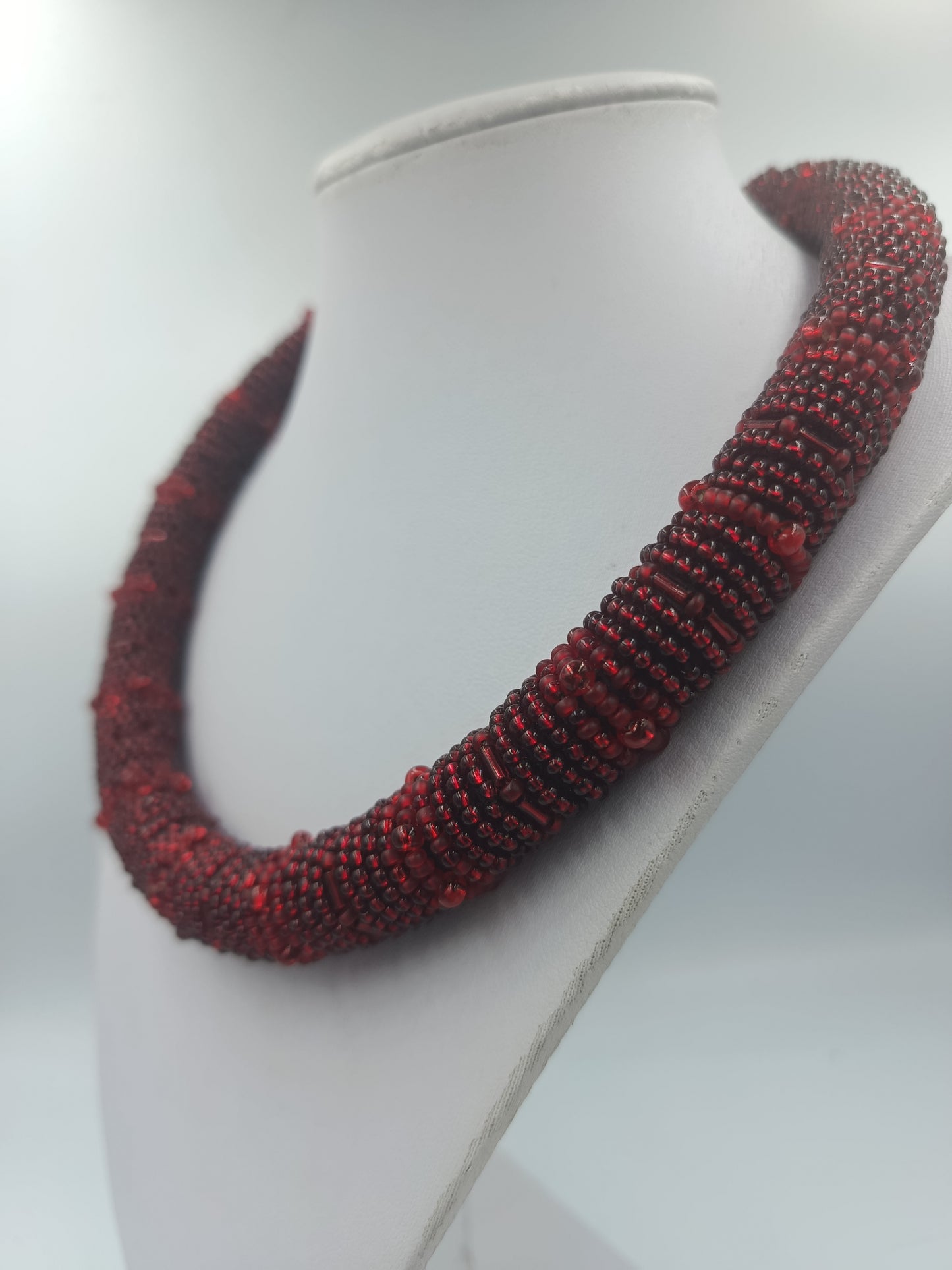 Rote Glasperlen Halskette im Röhren Design