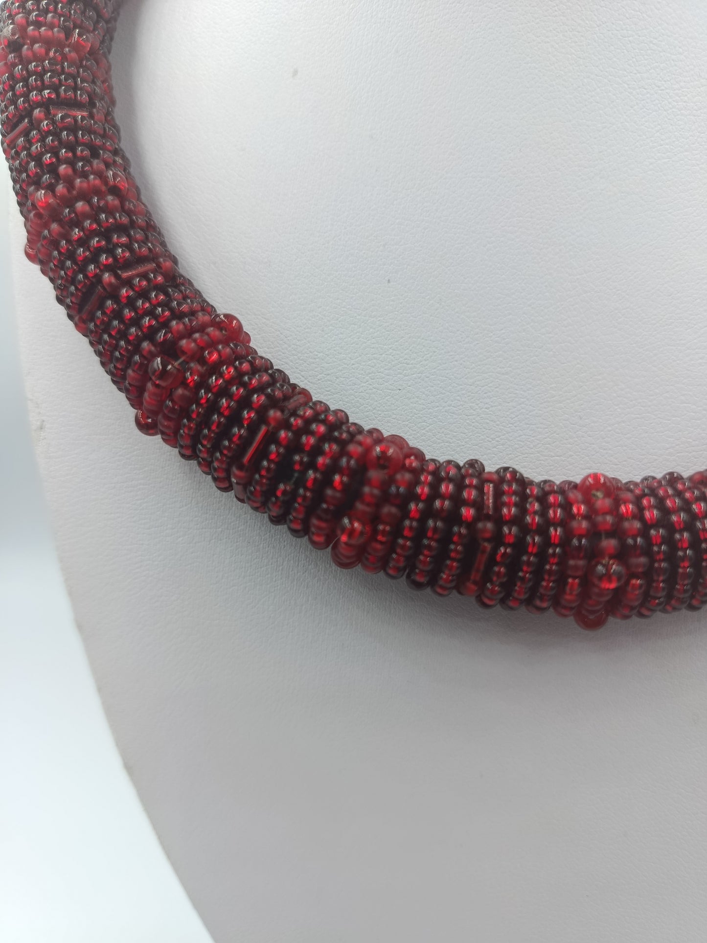 Rote Glasperlen Halskette im Röhren Design