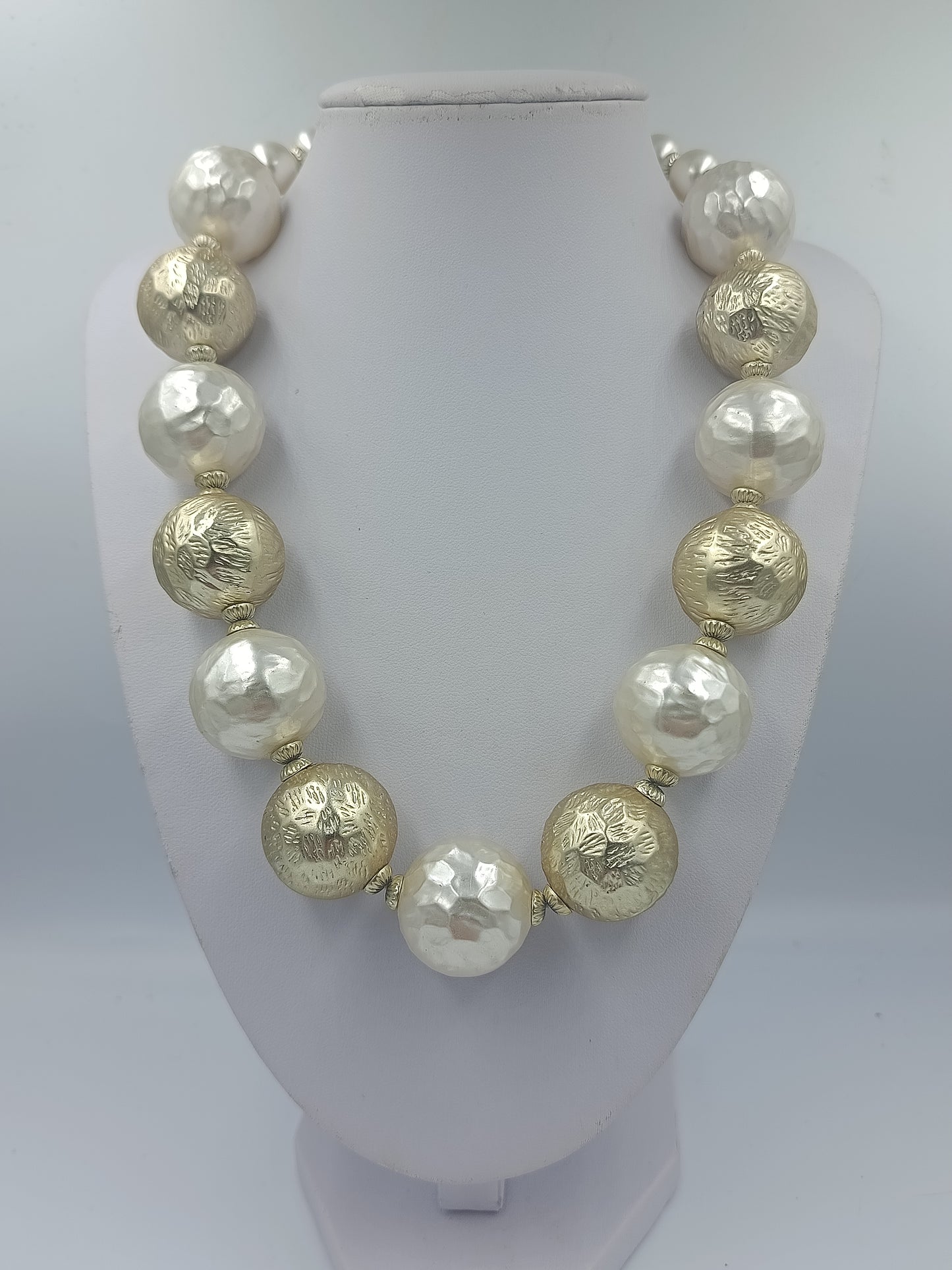 Statement Halskette mit großen Gold und perlweißen Kugeln