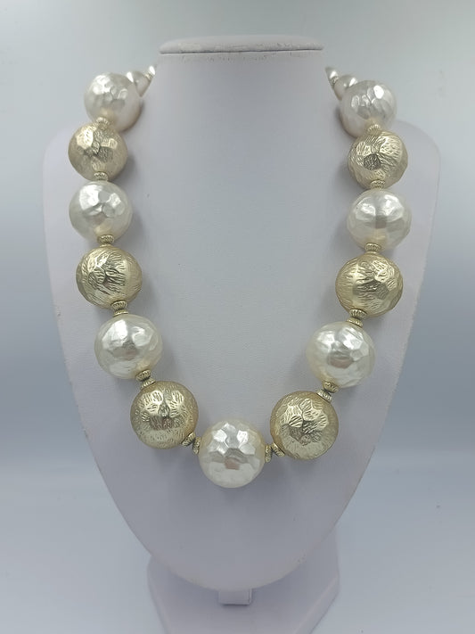 Statement Halskette mit großen Gold und perlweißen Kugeln