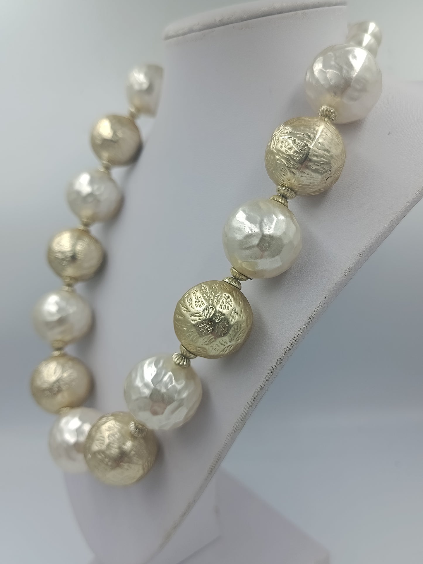 Statement Halskette mit großen Gold und perlweißen Kugeln