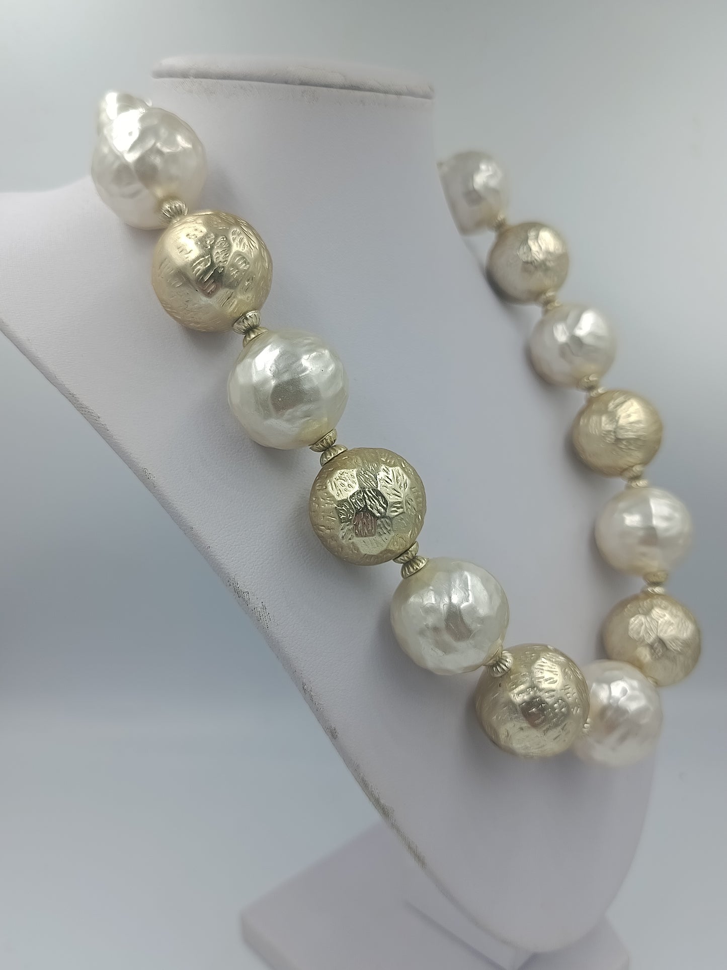 Statement Halskette mit großen Gold und perlweißen Kugeln