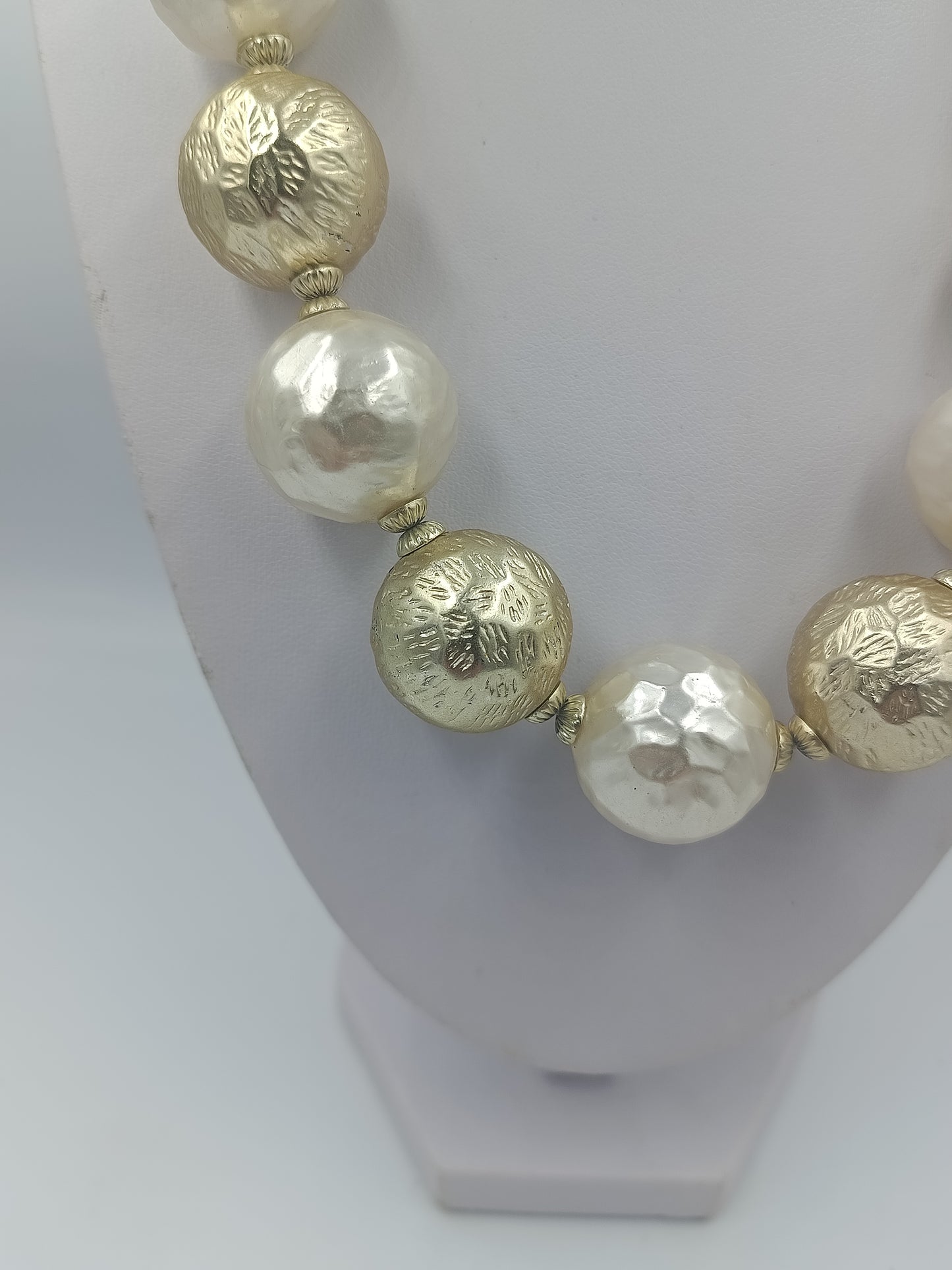 Statement Halskette mit großen Gold und perlweißen Kugeln