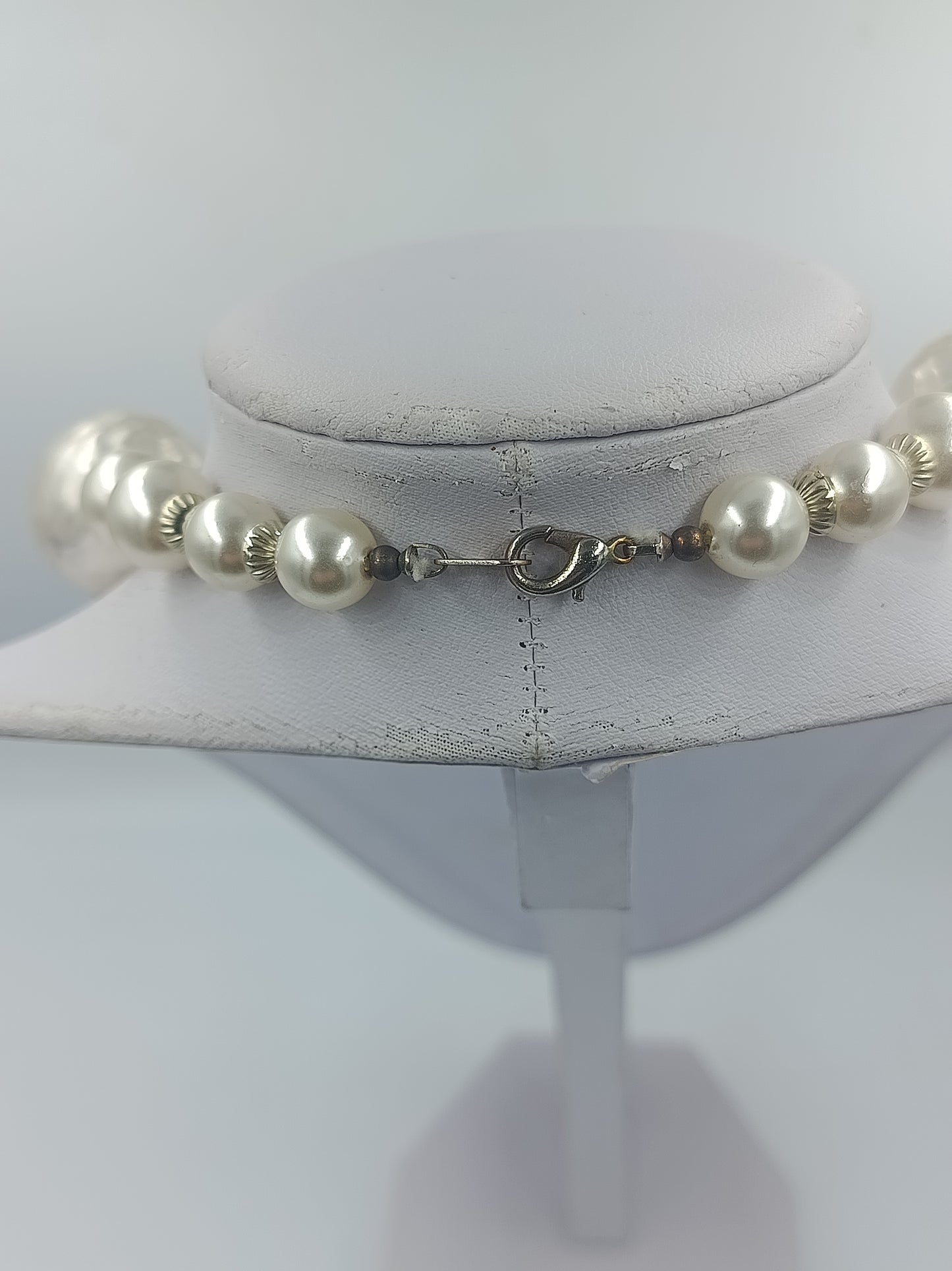 Statement Halskette mit großen Gold und perlweißen Kugeln