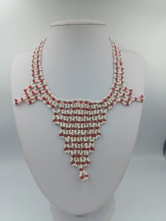 Handgefertigte Halskette aus weißen und roten Perlen