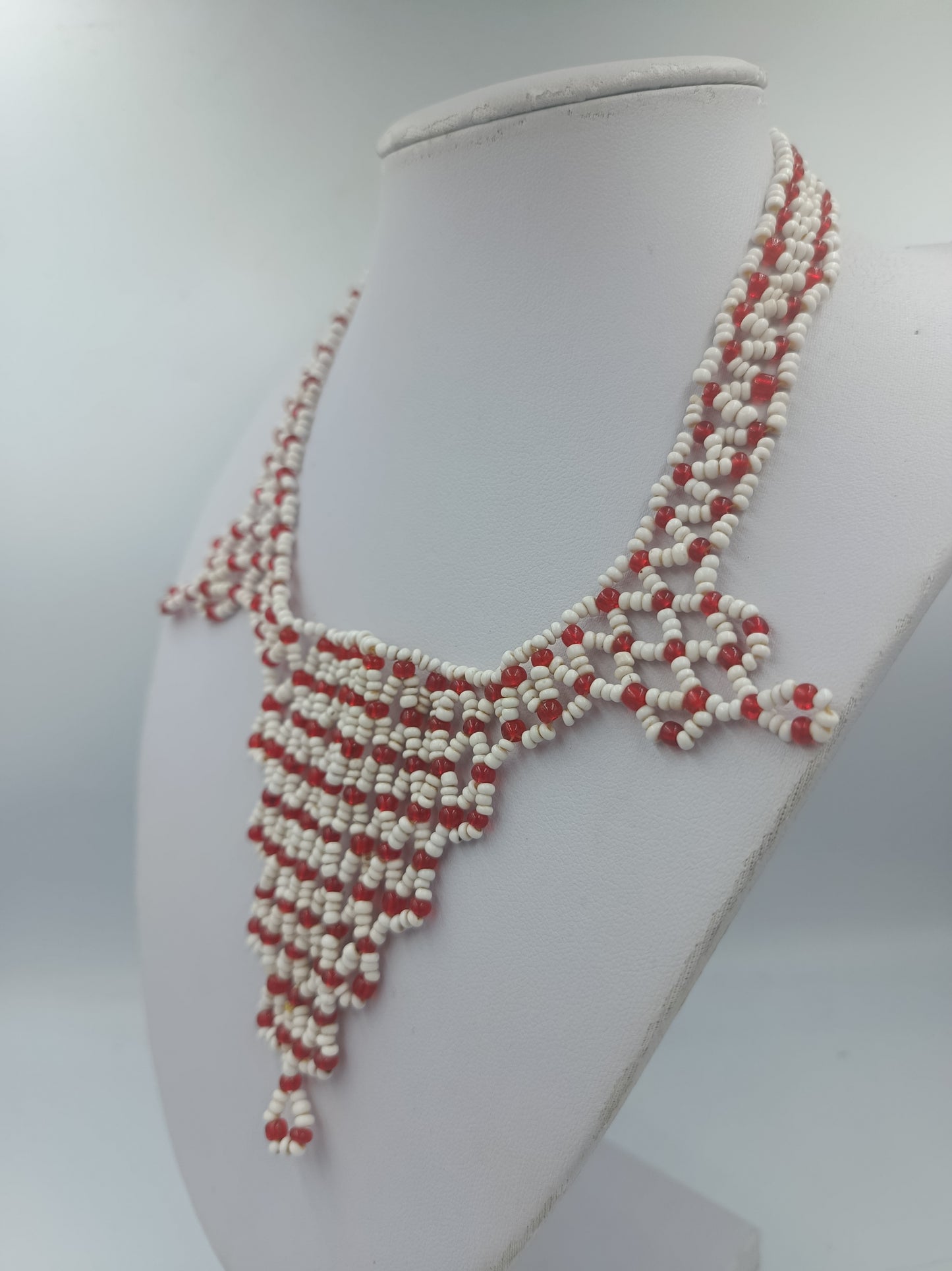 Handgefertigte Halskette aus weißen und roten Perlen