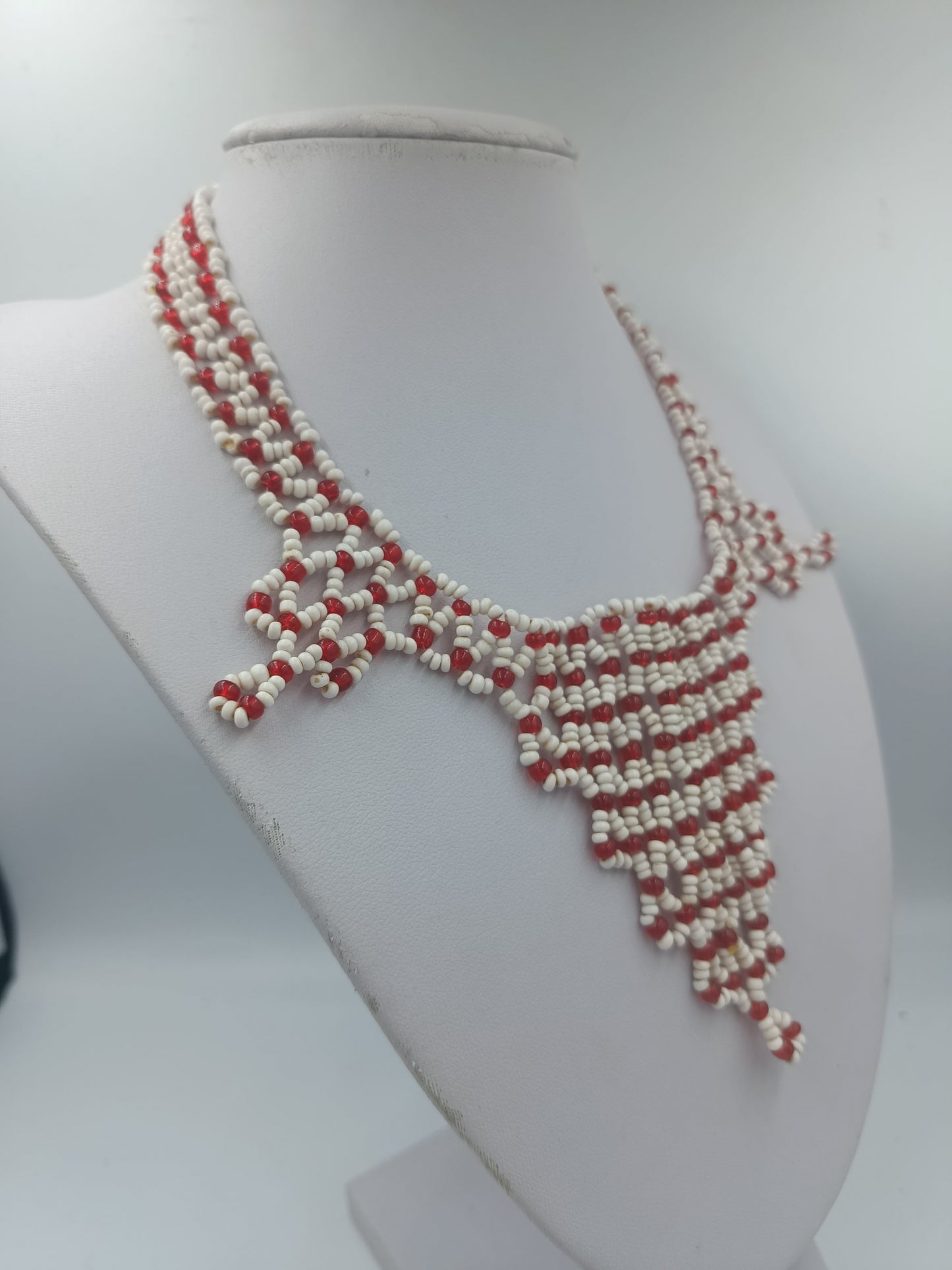 Handgefertigte Halskette aus weißen und roten Perlen