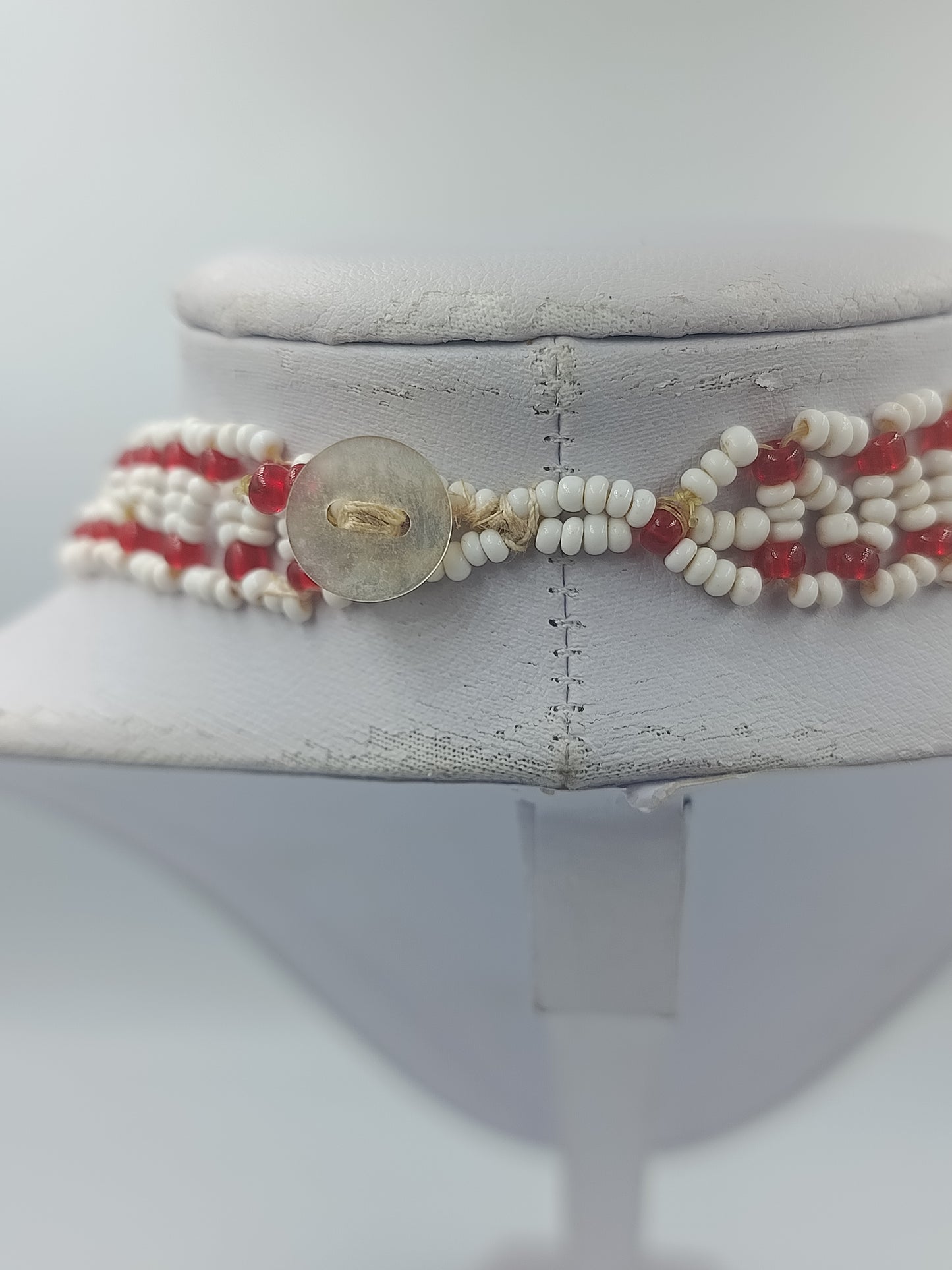 Handgefertigte Halskette aus weißen und roten Perlen