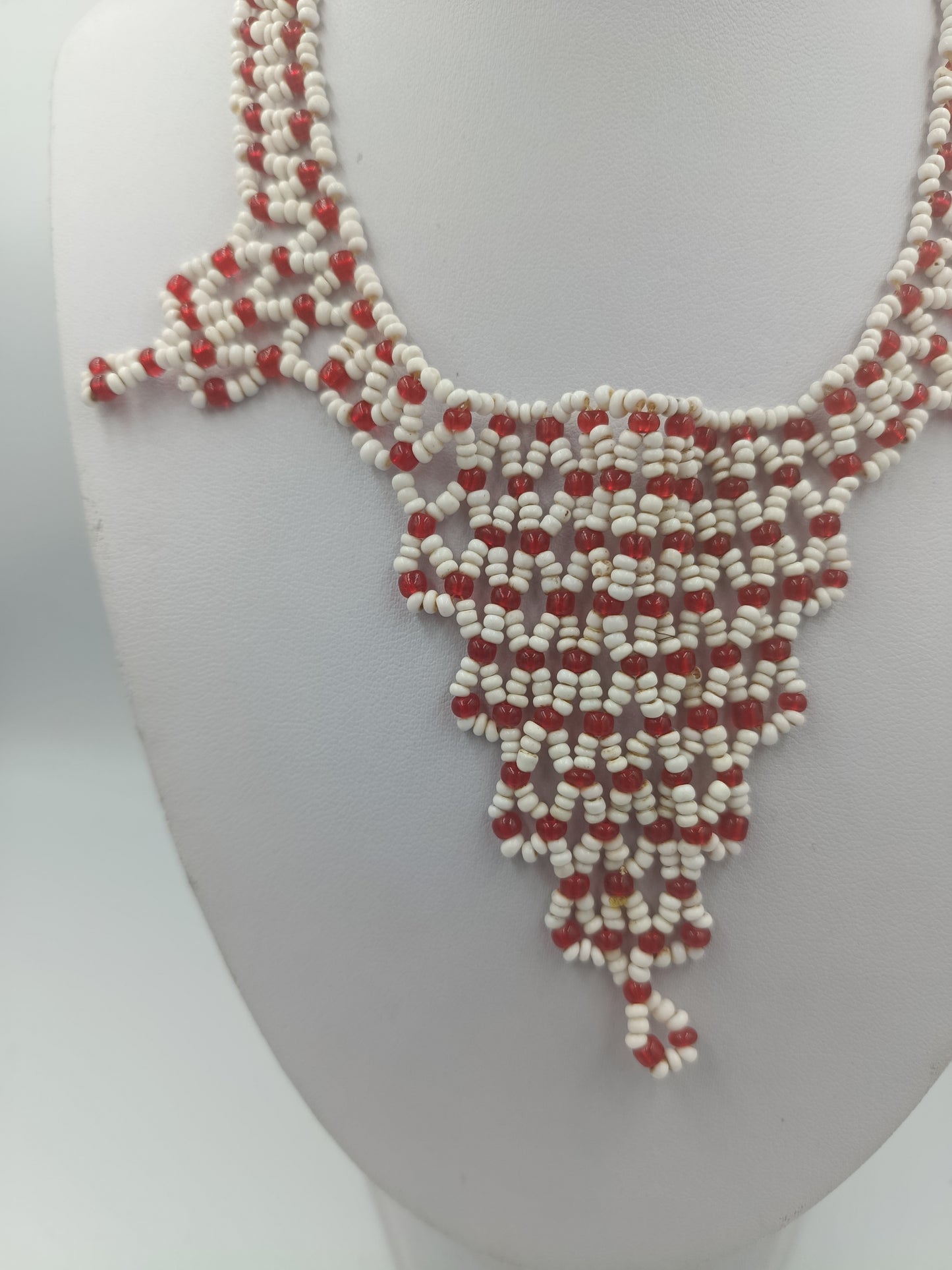 Handgefertigte Halskette aus weißen und roten Perlen