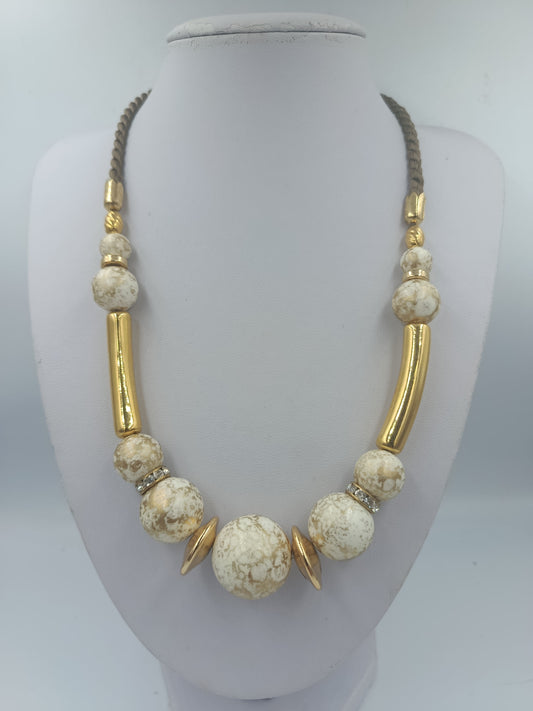 Modische Halskette mit marmorierten Kugeln und goldfarbenen Elementen