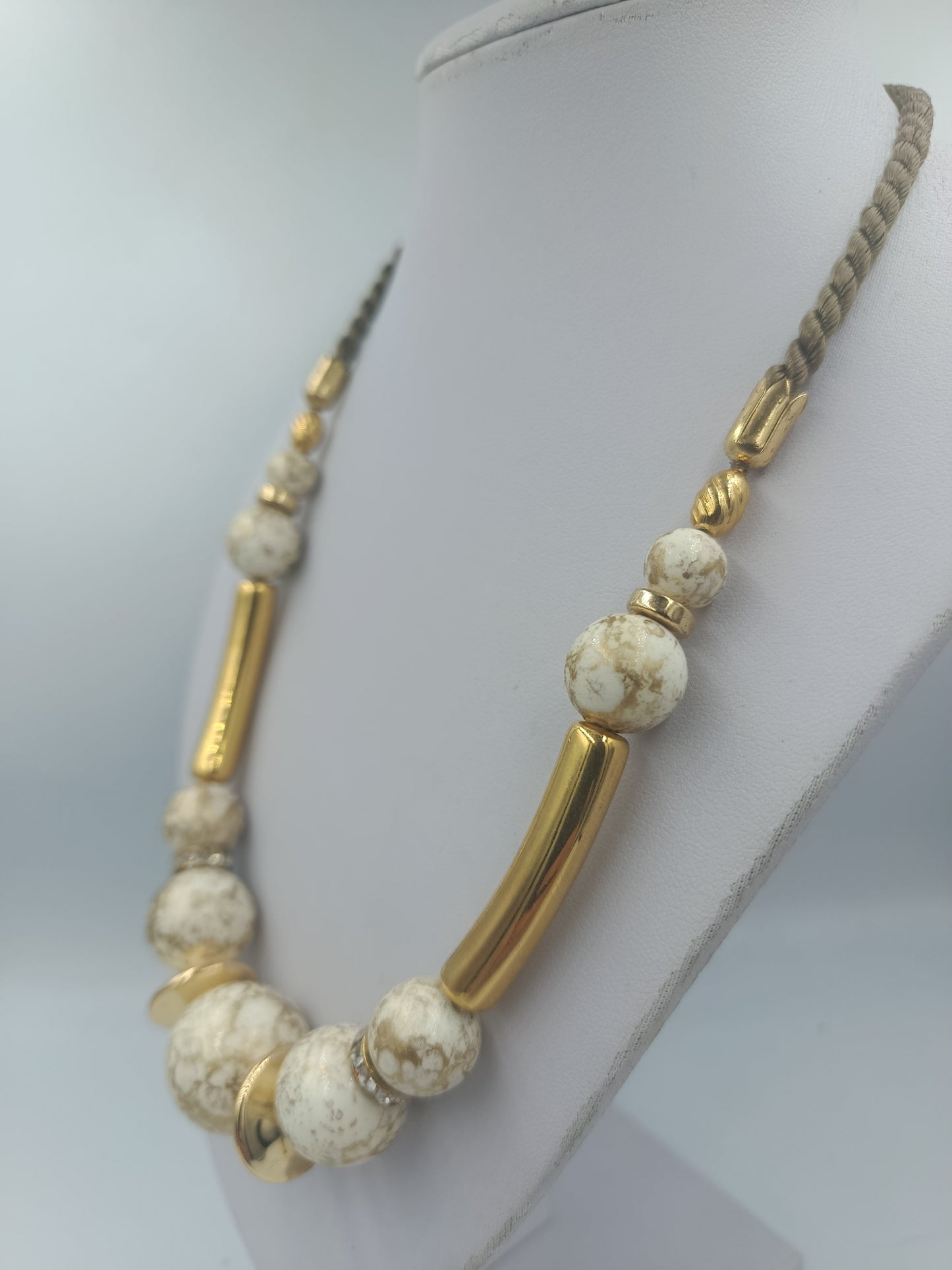 Modische Halskette mit marmorierten Kugeln und goldfarbenen Elementen