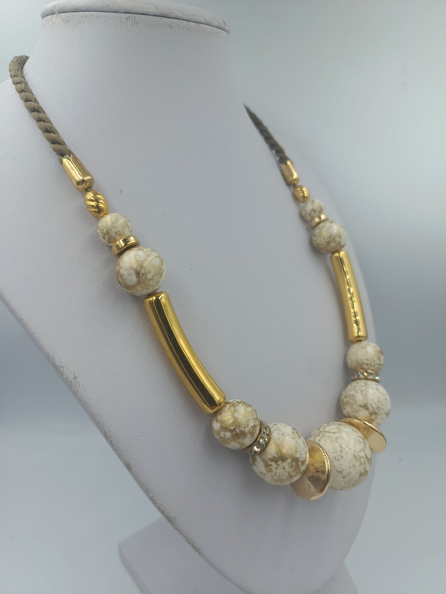 Modische Halskette mit marmorierten Kugeln und goldfarbenen Elementen