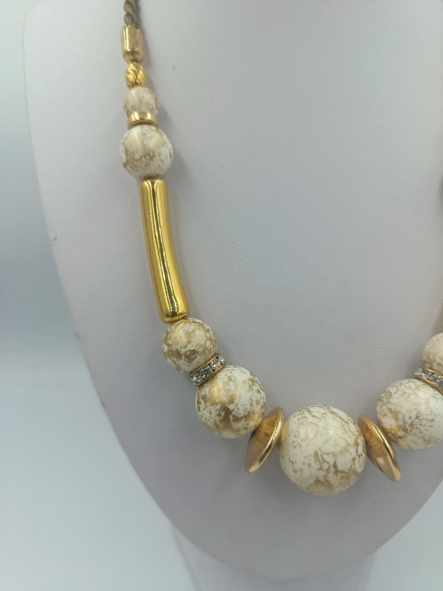 Modische Halskette mit marmorierten Kugeln und goldfarbenen Elementen