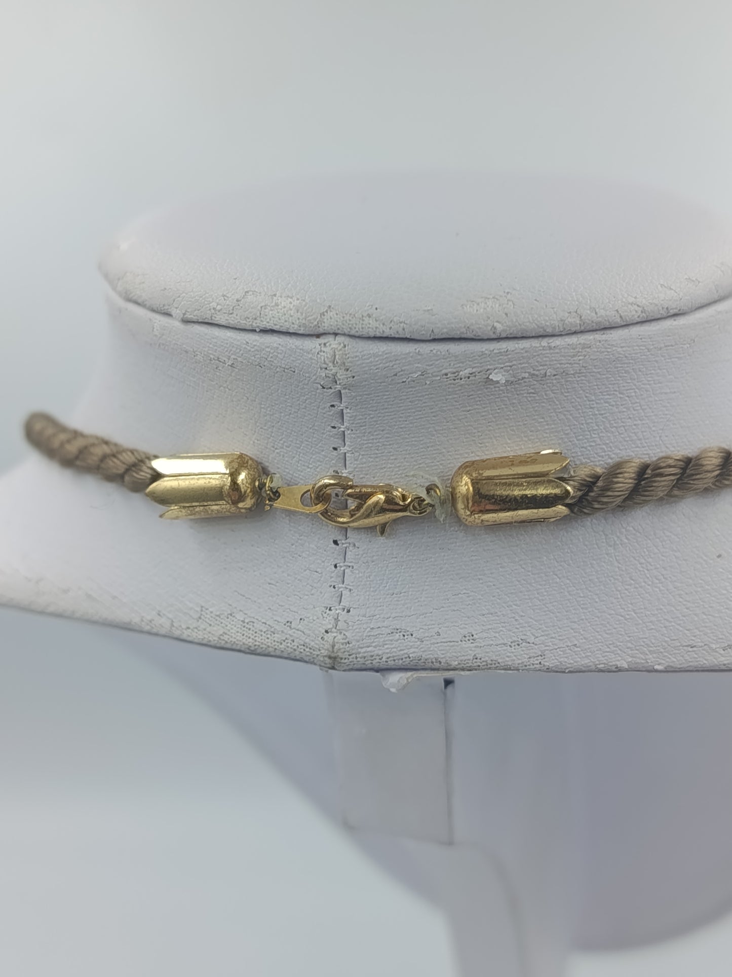 Modische Halskette mit marmorierten Kugeln und goldfarbenen Elementen