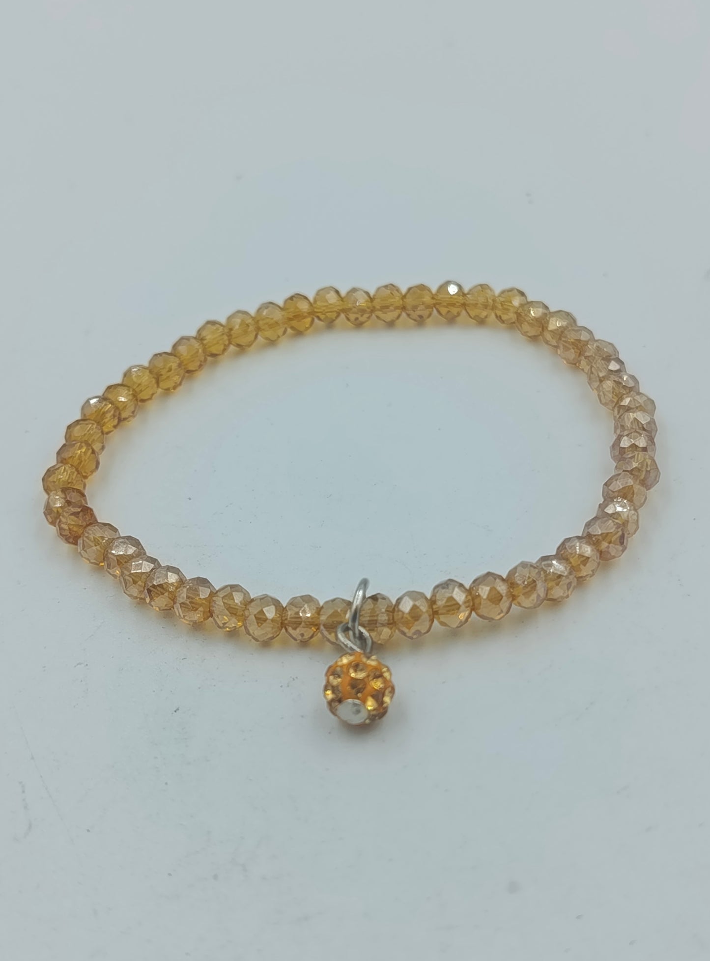 Funkelndes elastisches Armband mit Anhänger in Goldton