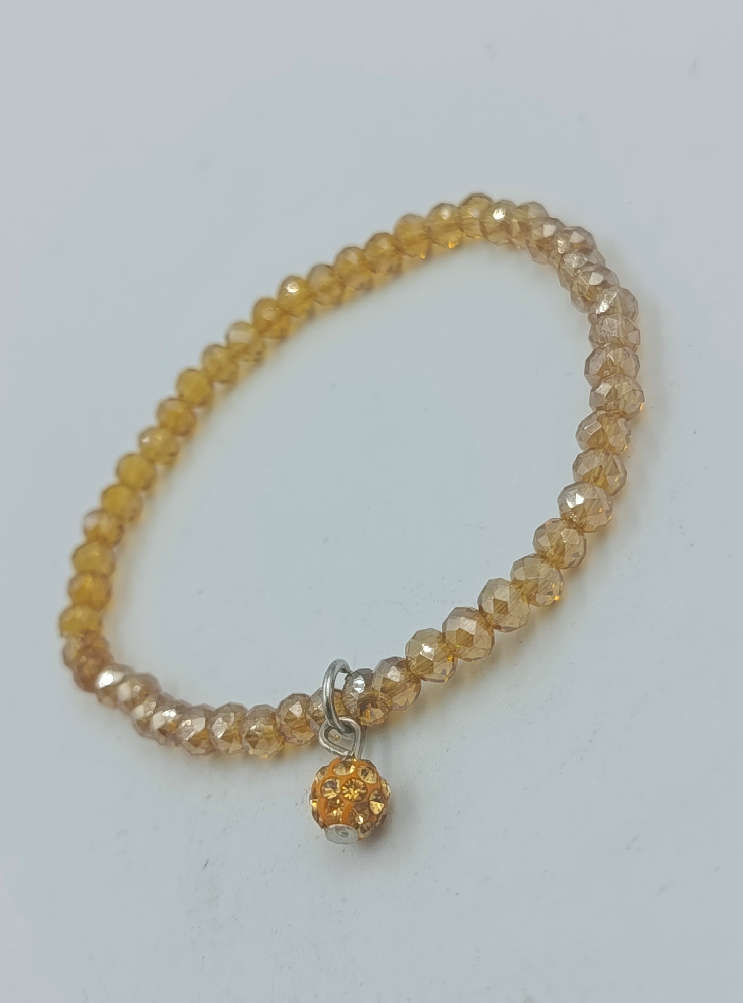 Funkelndes elastisches Armband mit Anhänger in Goldton