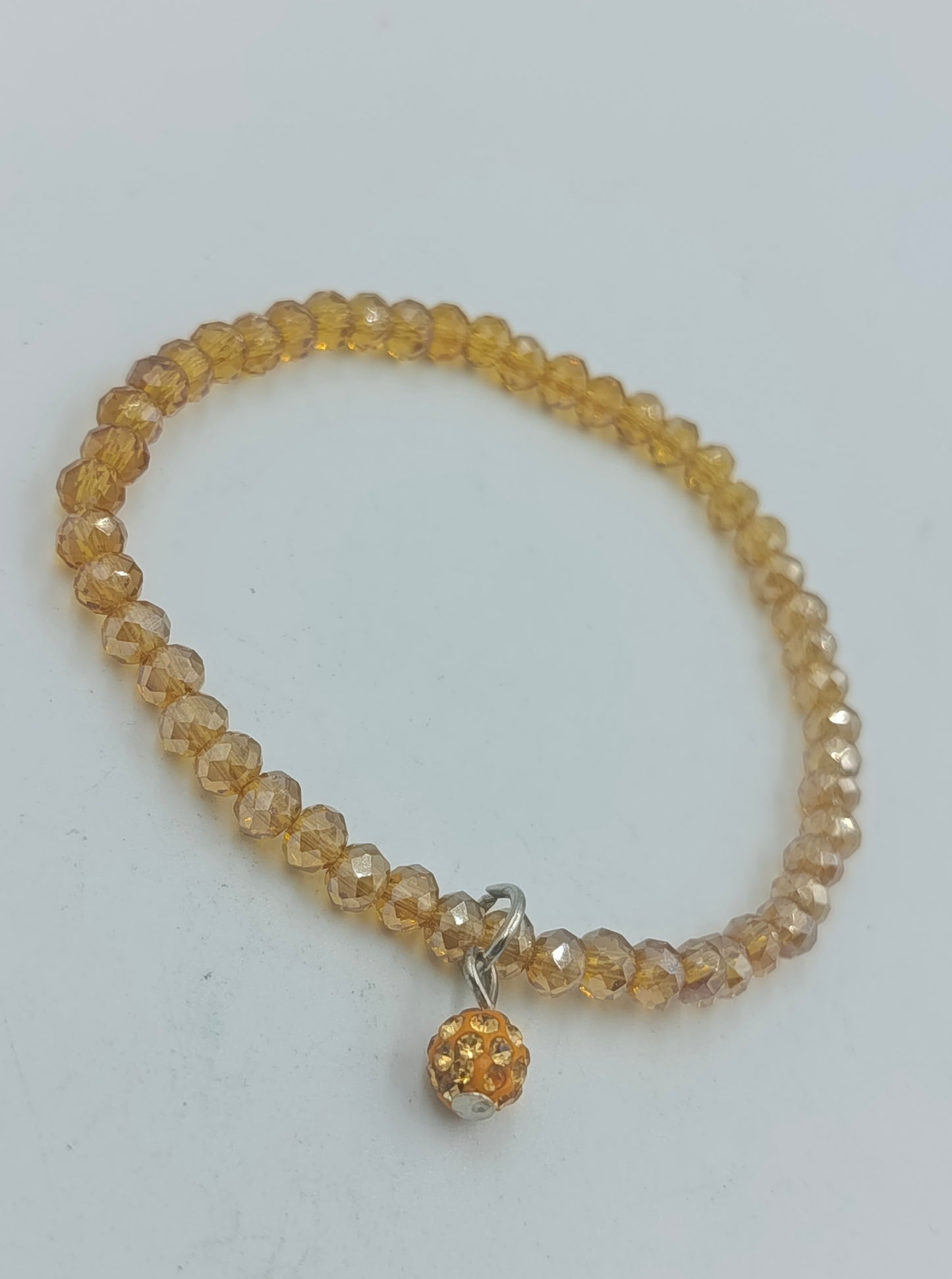 Funkelndes elastisches Armband mit Anhänger in Goldton